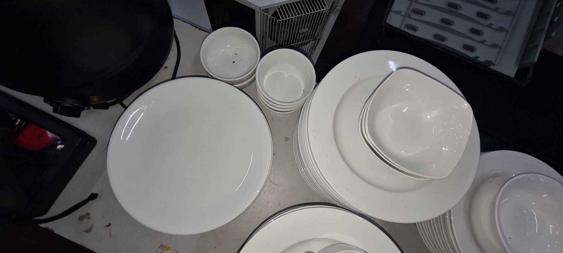 Quantity of white round plates in assorted sizes, in 5 stacks - Image 4 of 5