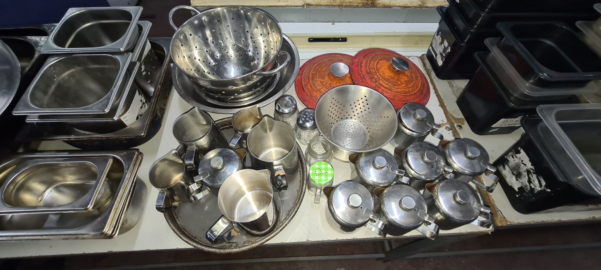 The contents of a table of assorted pots, pans, jugs & other kitchen related items - Image 5 of 5