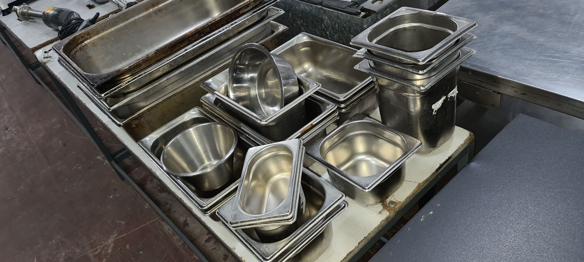 Quantity of assorted stainless steel trays & dishes - Image 3 of 4