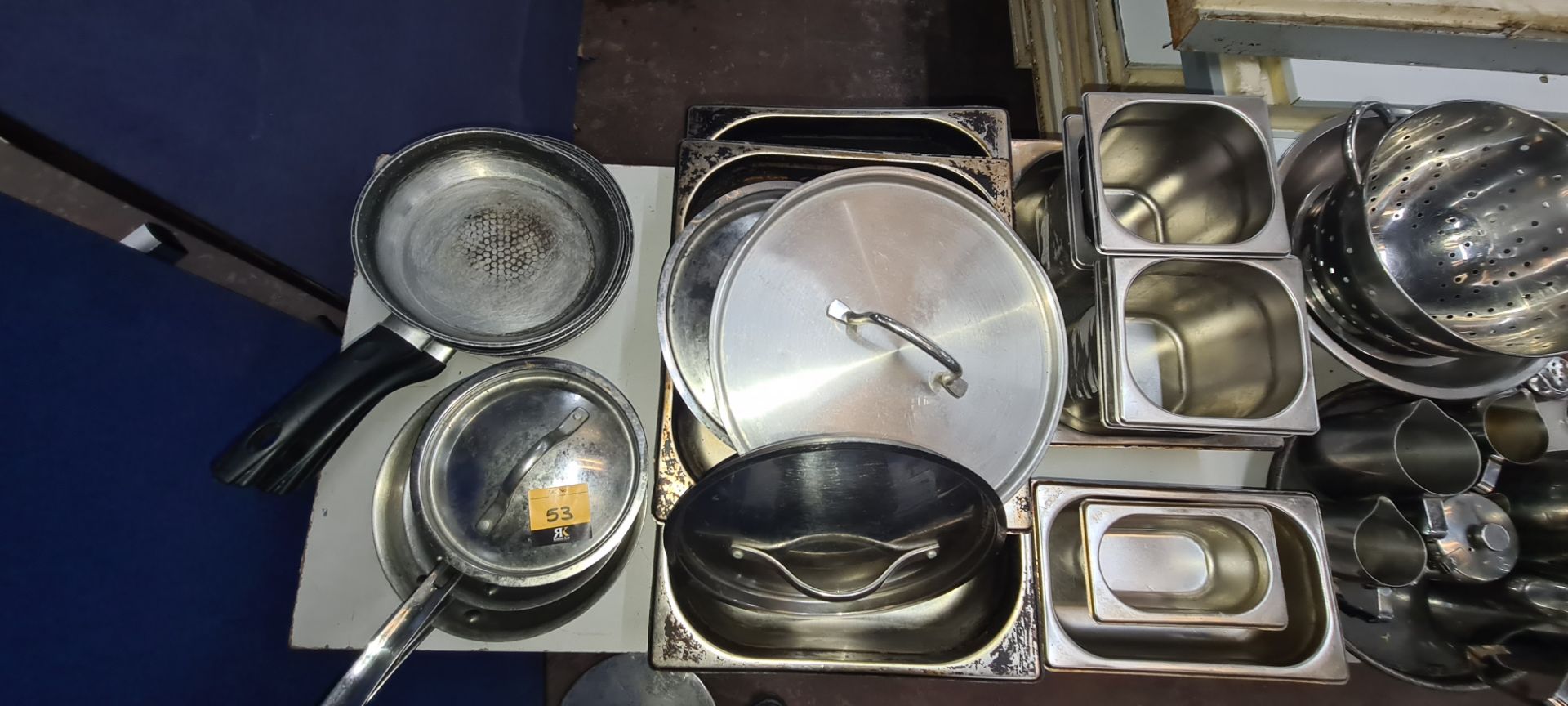 The contents of a table of assorted pots, pans, jugs & other kitchen related items - Image 4 of 5