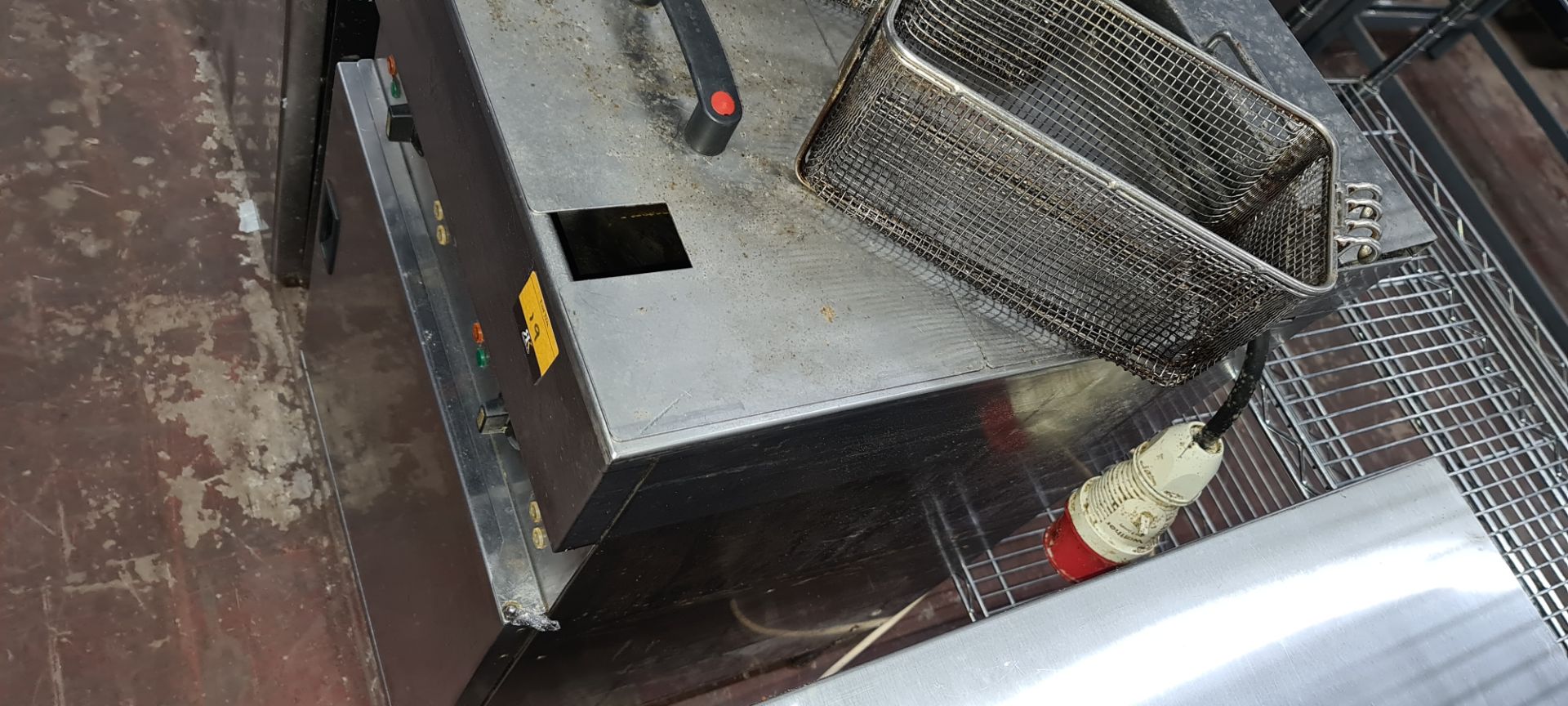 Stainless steel floor standing twin well deep fat fryer - Image 3 of 7