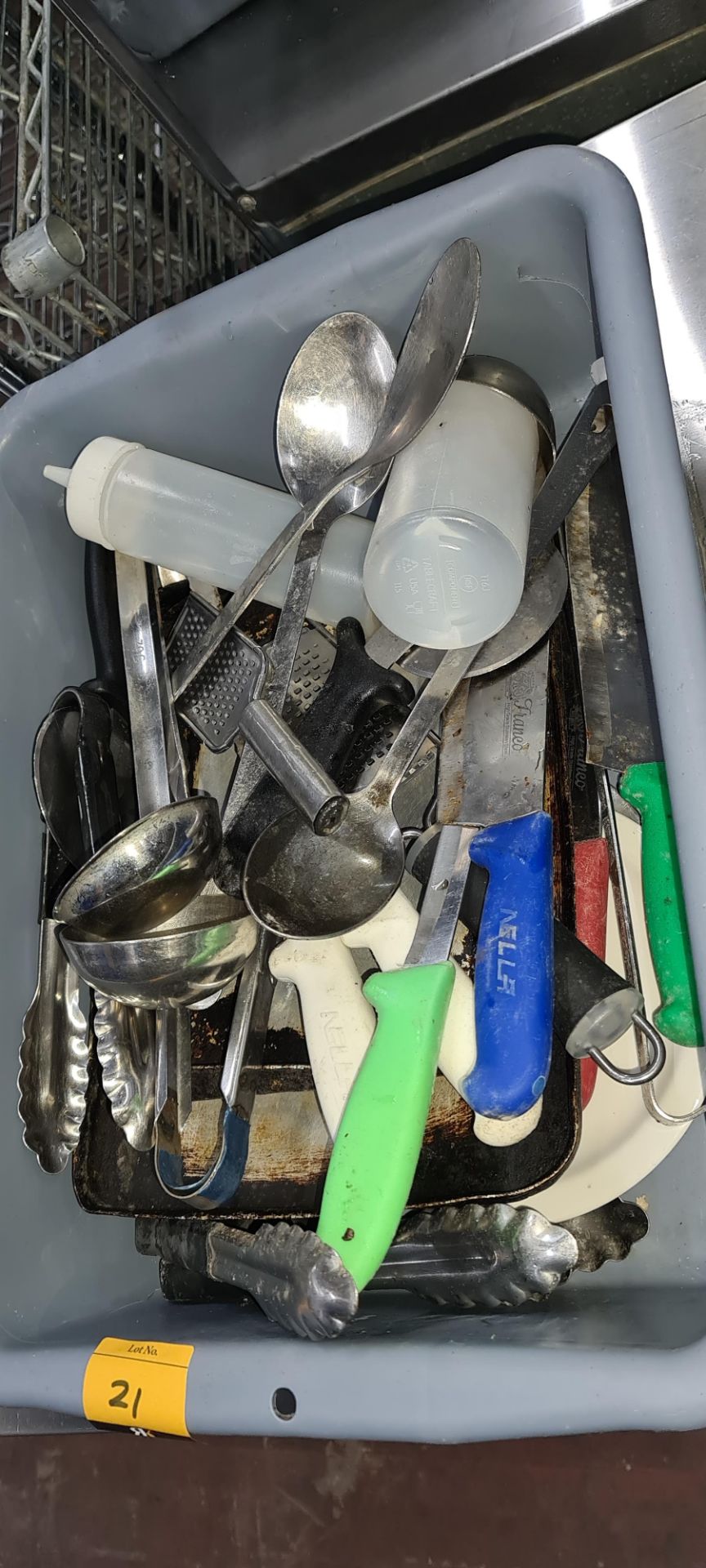 Tray of assorted kitchen utensils - Image 2 of 3