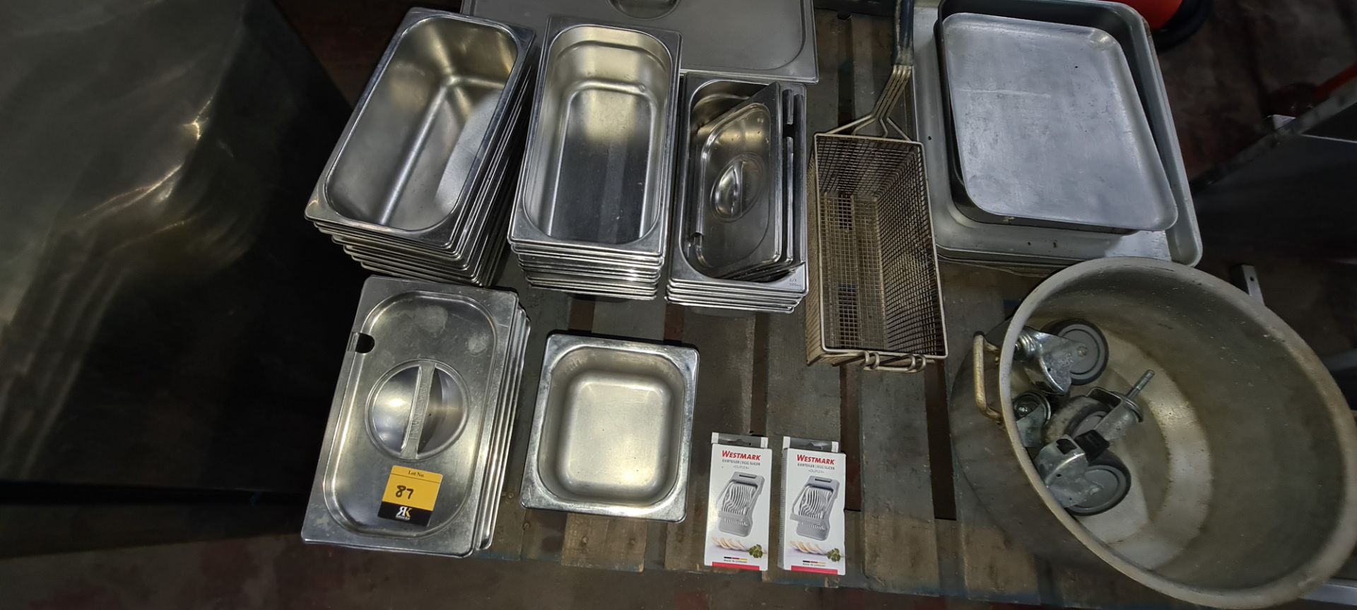 The contents of a pallet of assorted stainless steel dishes, trays & more - Image 2 of 5