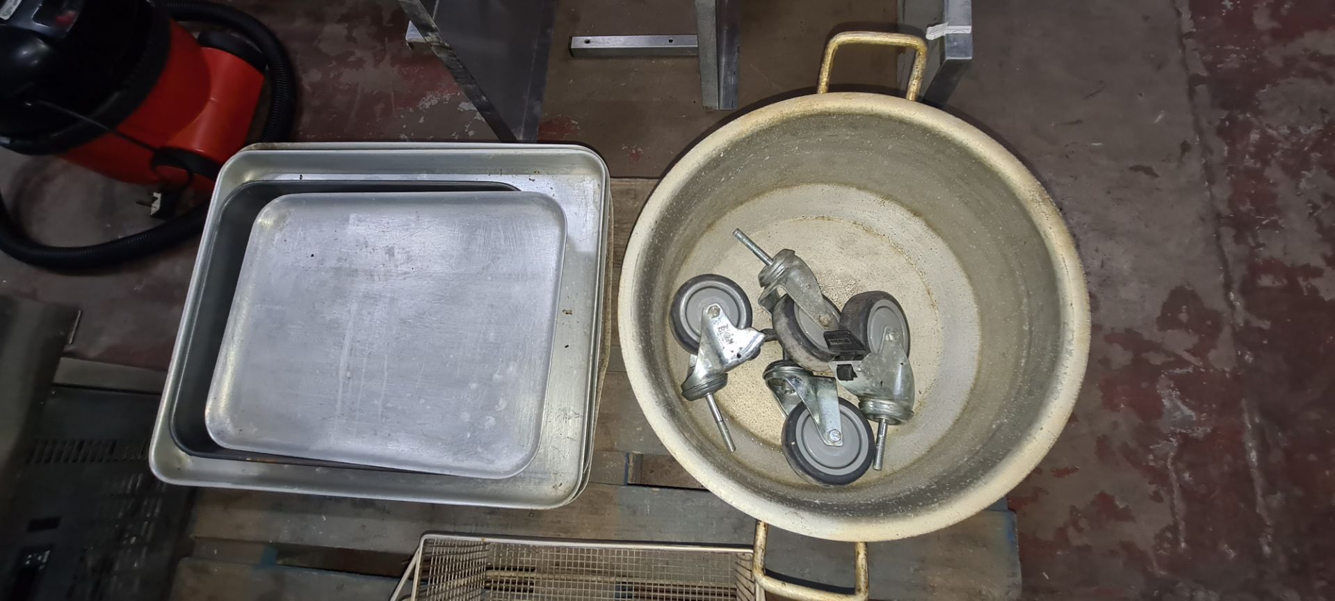 The contents of a pallet of assorted stainless steel dishes, trays & more - Image 4 of 5