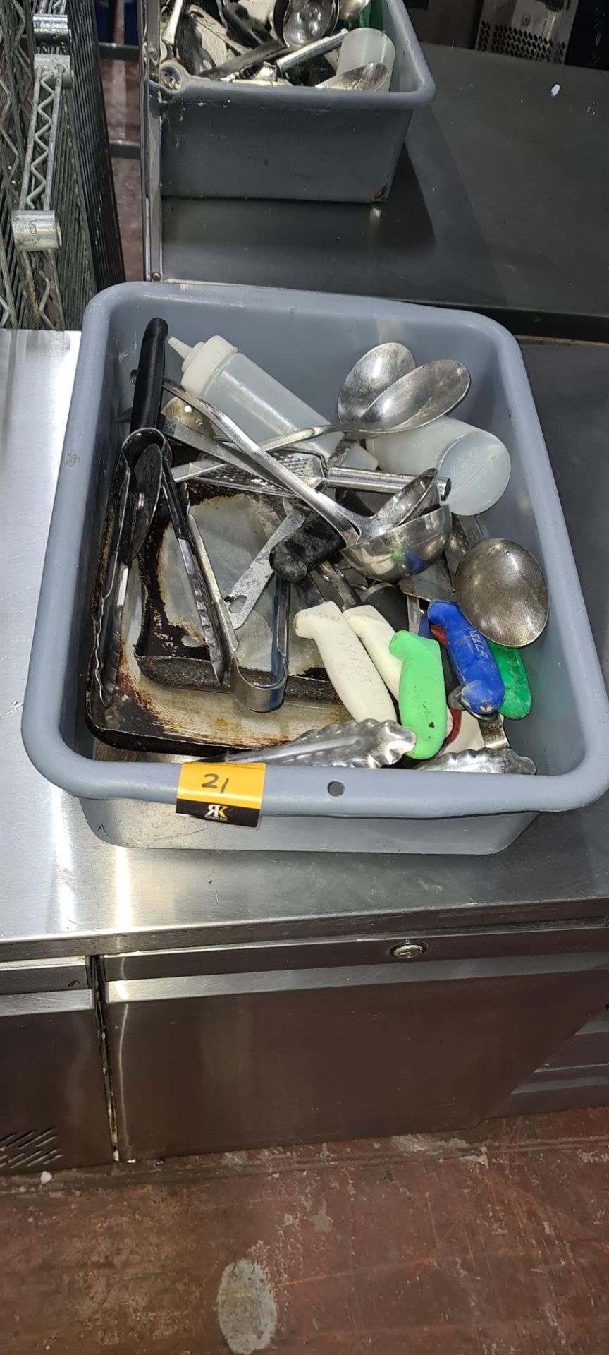 Tray of assorted kitchen utensils - Image 3 of 3