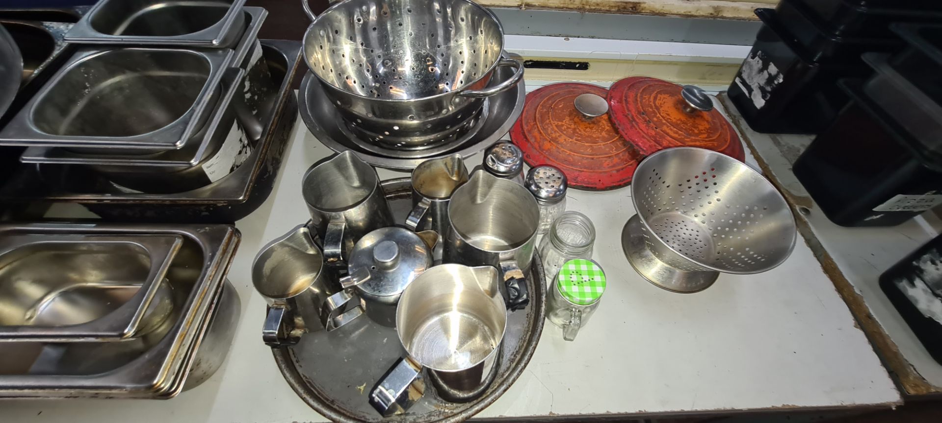 The contents of a table of assorted pots, pans, jugs & other kitchen related items - Image 3 of 5