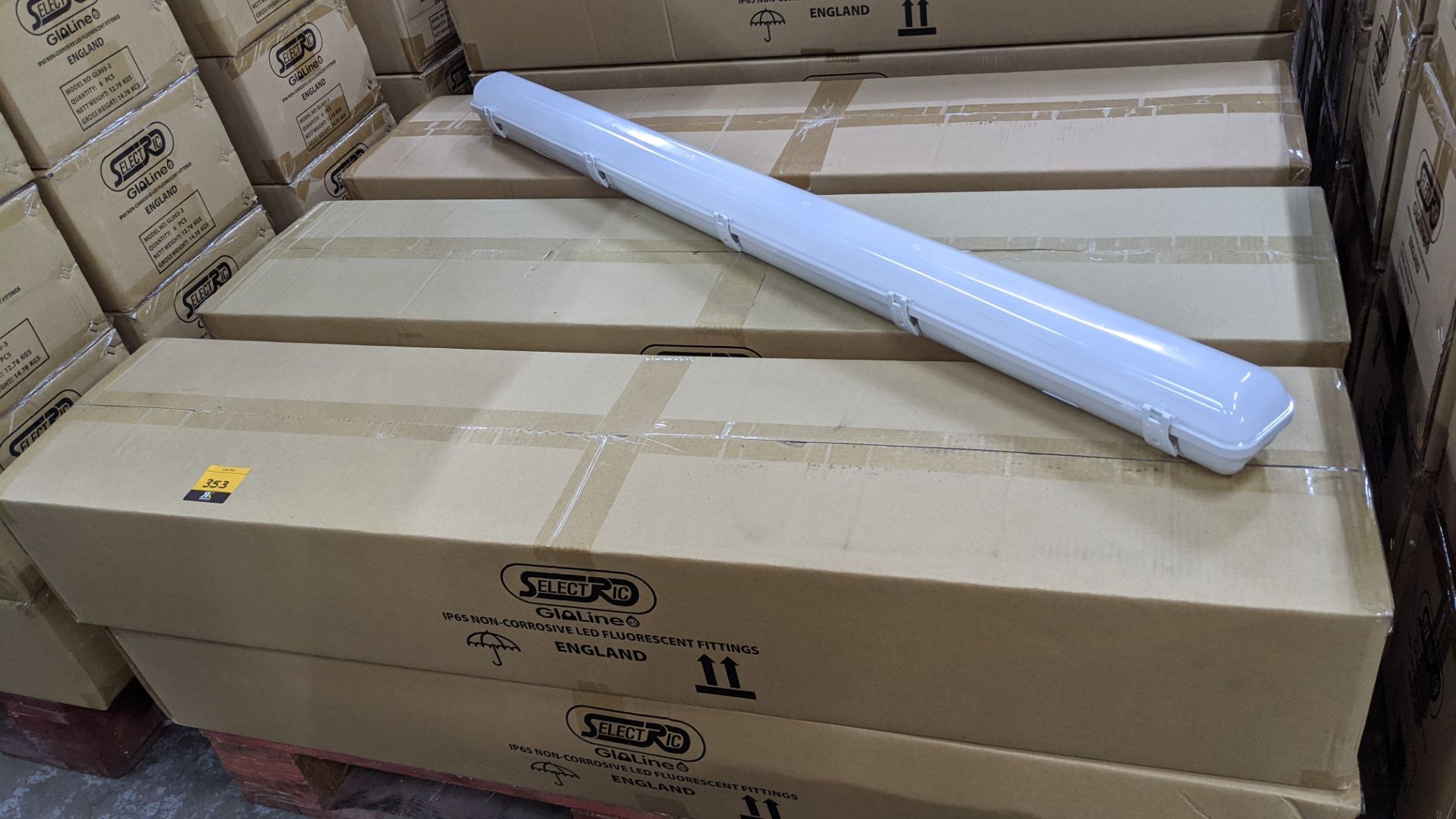 36 off IP65 non-corrosive LED fluorescent light fittings. Model GLO65-3, 4', single LED 20W, polyca - Image 4 of 6