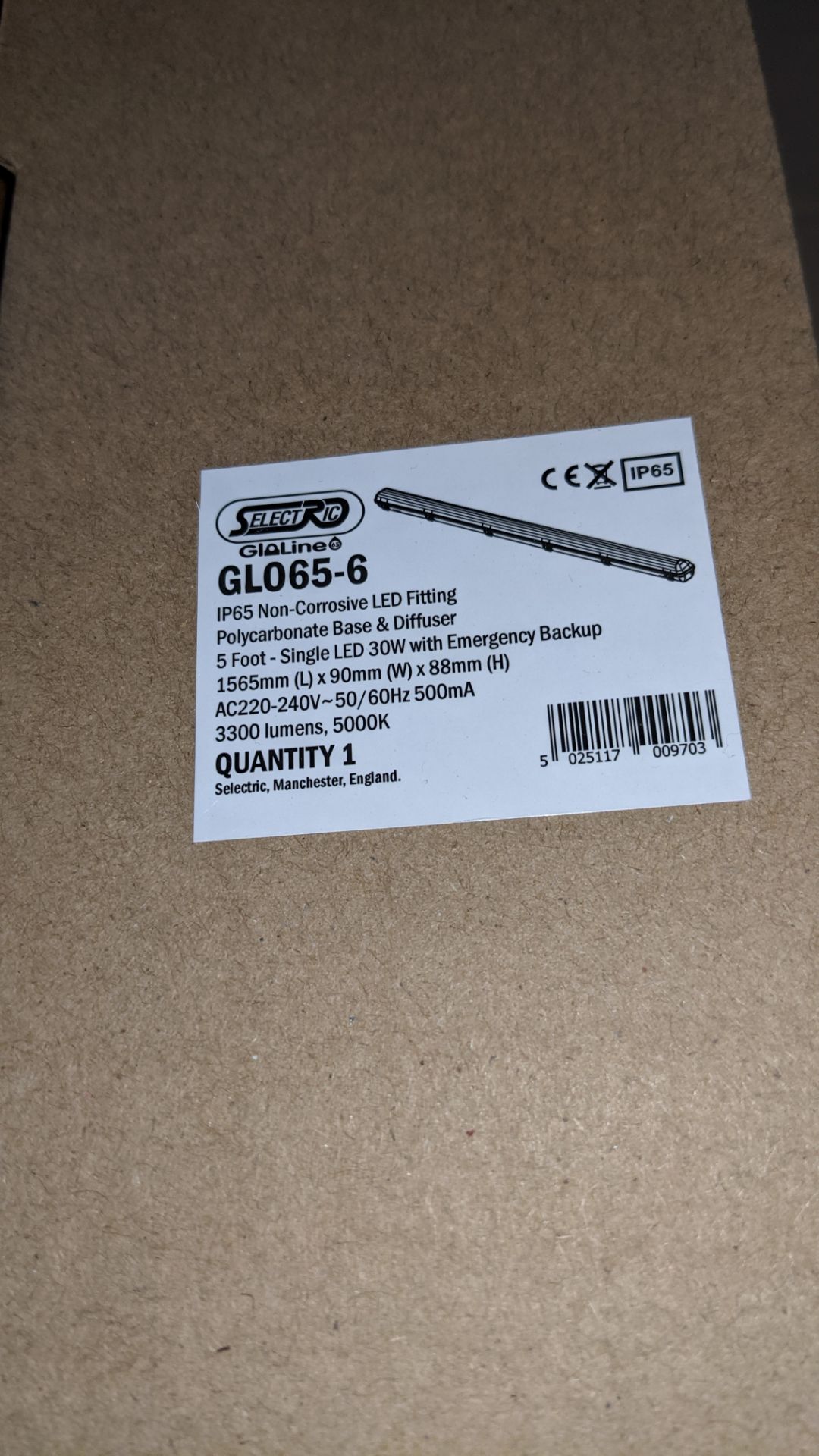 24 off IP65 non-corrosive LED fluorescent light fittings. Model GLO65-6, 5', single LED 30W (with e - Image 4 of 4