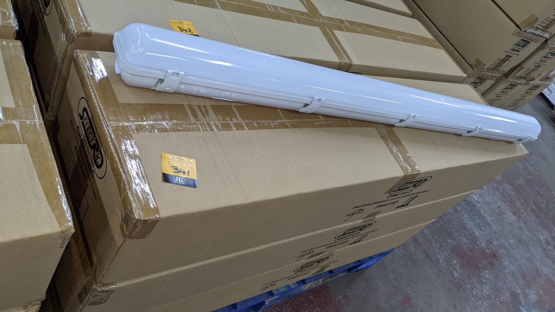 18 off IP65 non-corrosive LED fluorescent light fittings. Model GLO65-3, 4', single LED 20W, polyca - Image 2 of 5