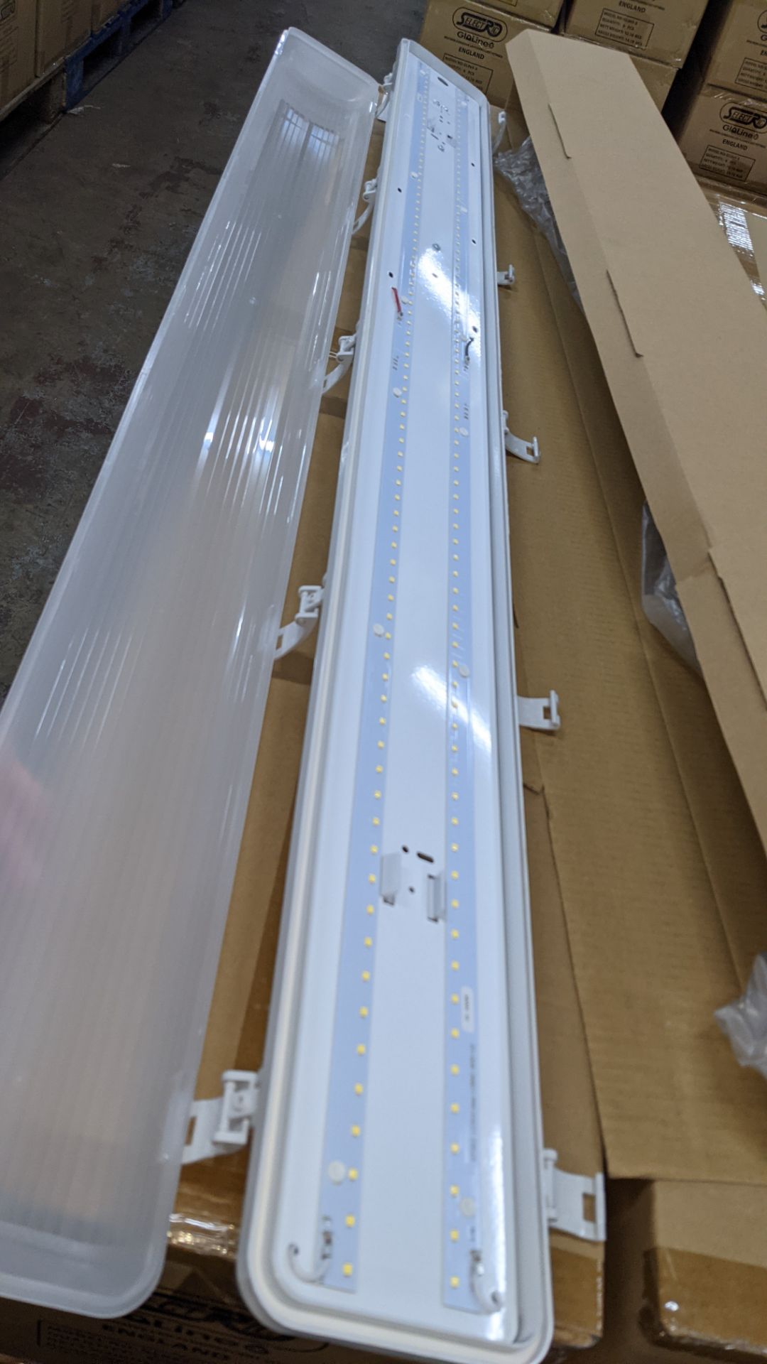 18 off IP65 non-corrosive LED fluorescent light fittings. Model GLO65-4, 4', twin LED 40W, polycarb - Image 5 of 6