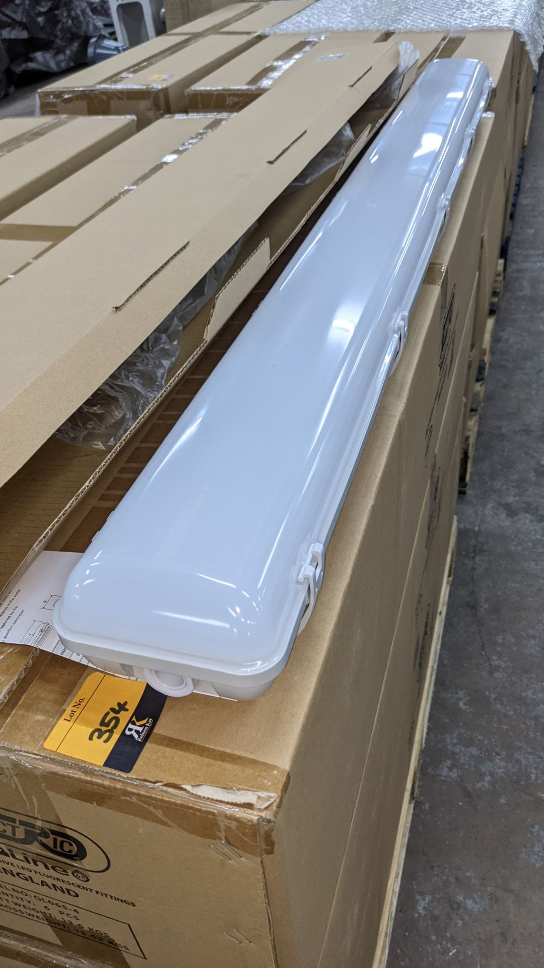 18 off IP65 non-corrosive LED fluorescent light fittings. Model GLO65-4, 4', twin LED 40W, polycarb - Image 4 of 7