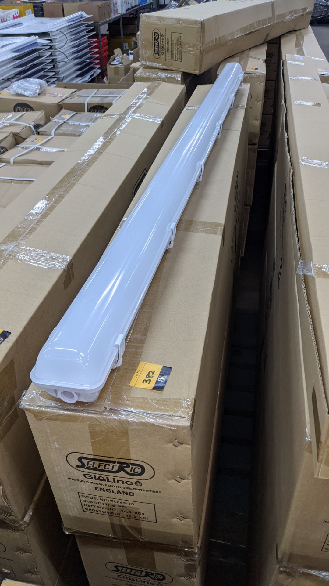 18 off IP65 non-corrosive LED fluorescent light fittings. Model GLO65-10, 6', single LED 40W (with - Image 2 of 4