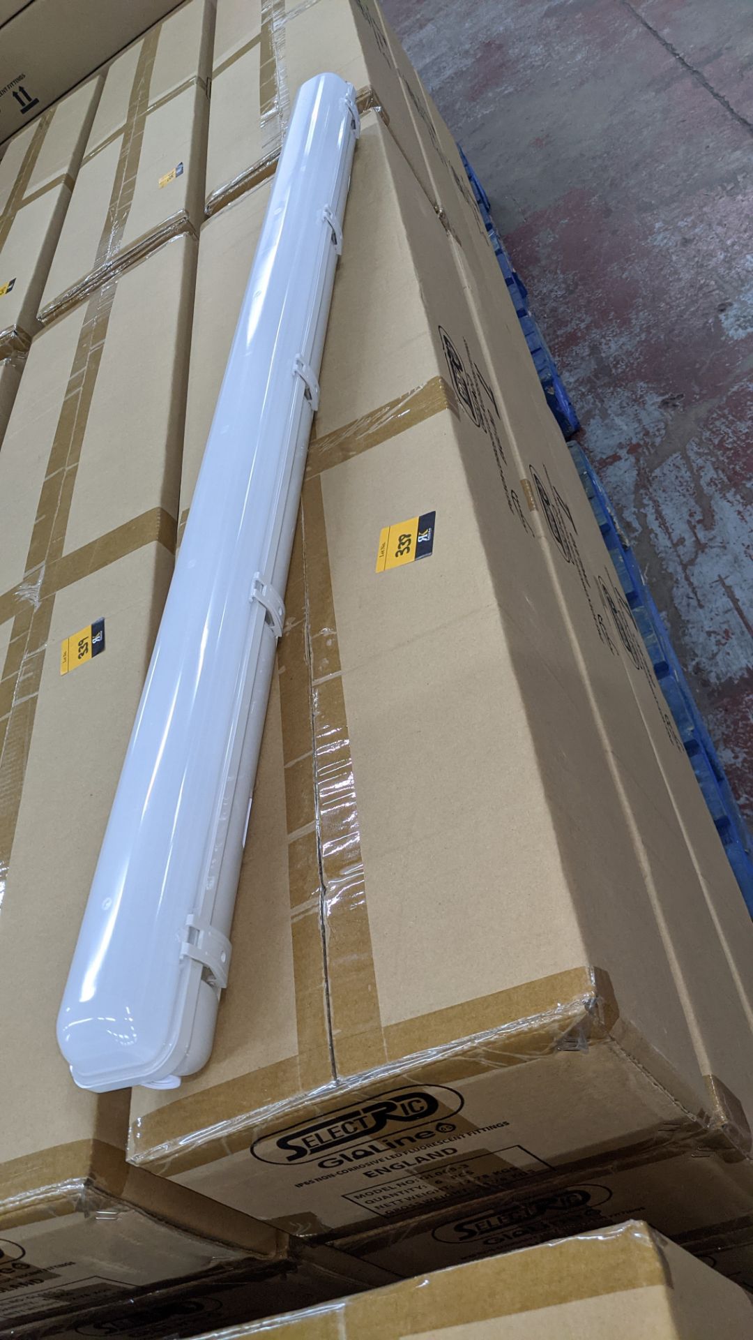 18 off IP65 non-corrosive LED fluorescent light fittings. Model GLO65-3, 4', single LED 20W, polyca - Image 2 of 5