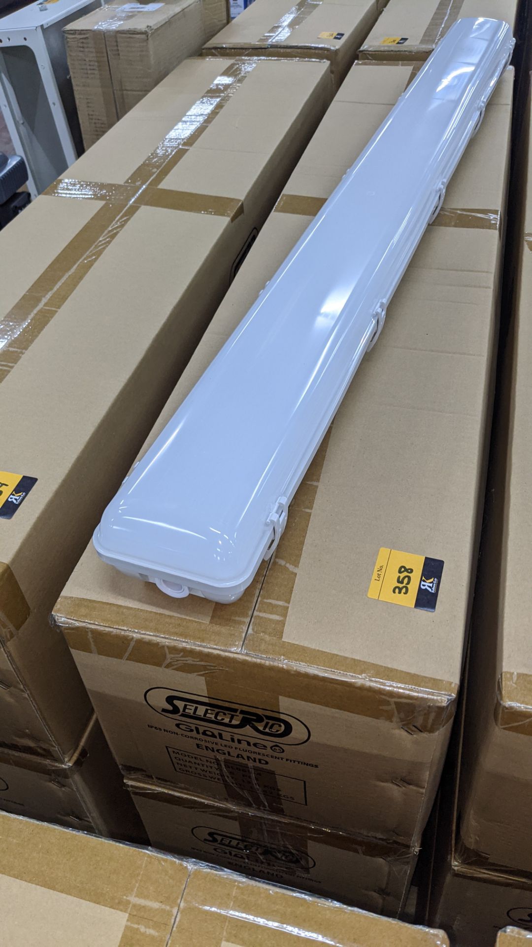 18 off IP65 non-corrosive LED fluorescent light fittings. Model GLO65-4, 4', twin LED 40W, polycarb