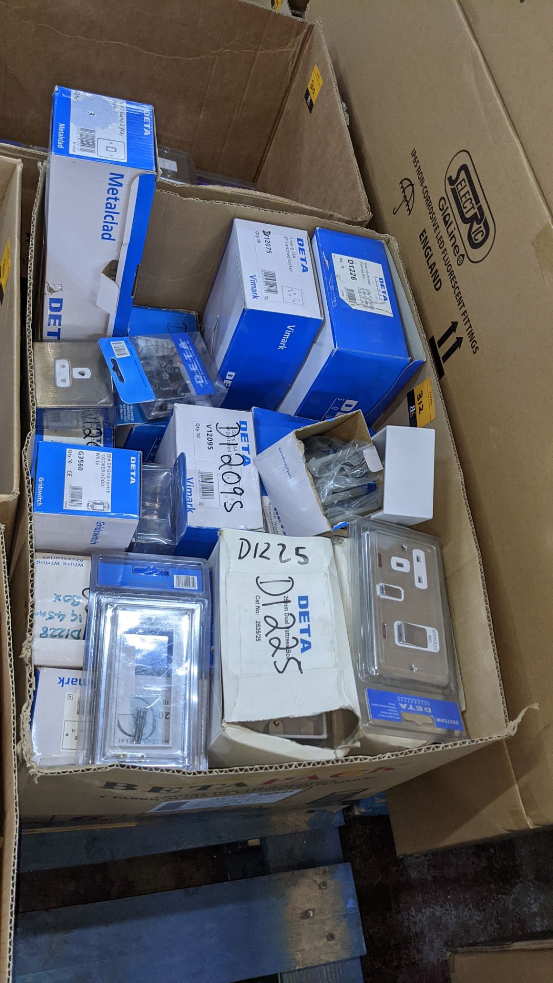 Box of Deta assorted sockets, switches & other electrical products - Image 3 of 5