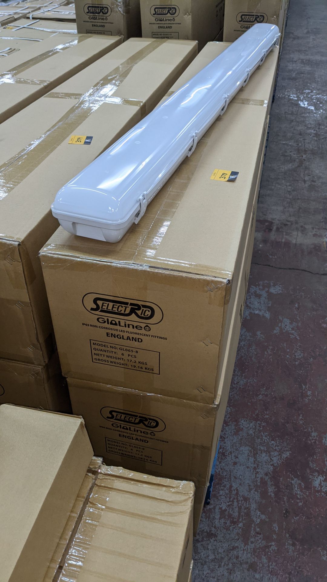 18 off IP65 non-corrosive LED fluorescent light fittings. Model GLO65-8, 5', twin LED 60W (with eme