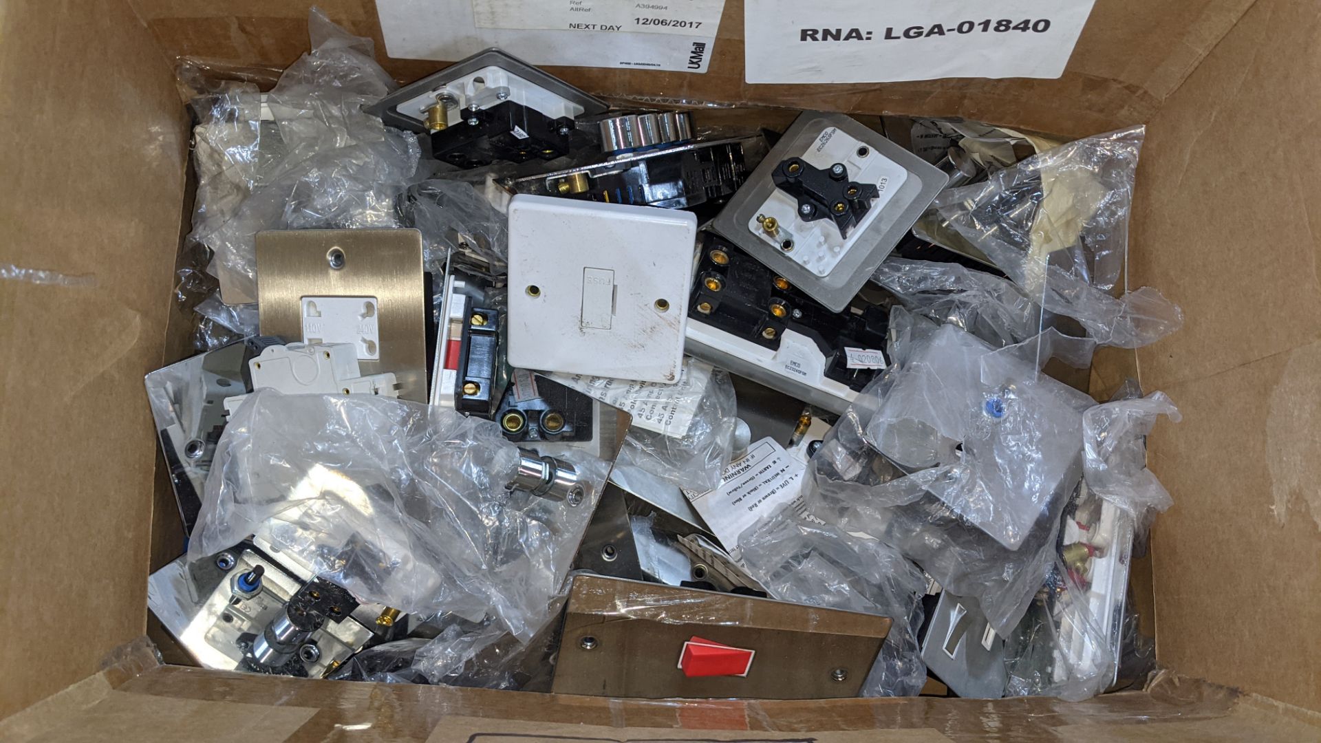 Box of assorted sockets & switches - Image 3 of 4