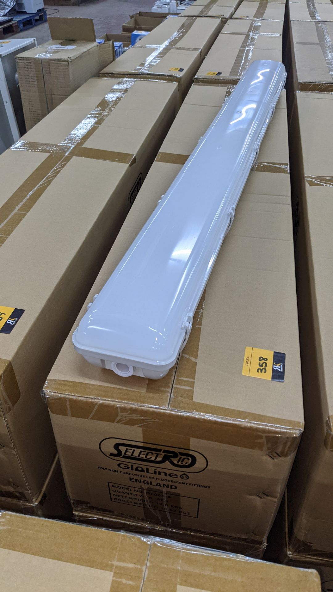 18 off IP65 non-corrosive LED fluorescent light fittings. Model GLO65-4, 4', twin LED 40W, polycarb - Image 2 of 6