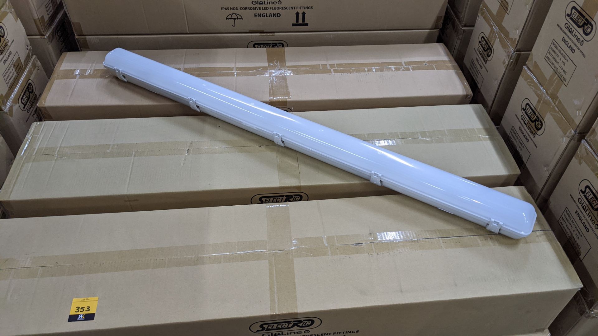 36 off IP65 non-corrosive LED fluorescent light fittings. Model GLO65-3, 4', single LED 20W, polyca - Image 3 of 6