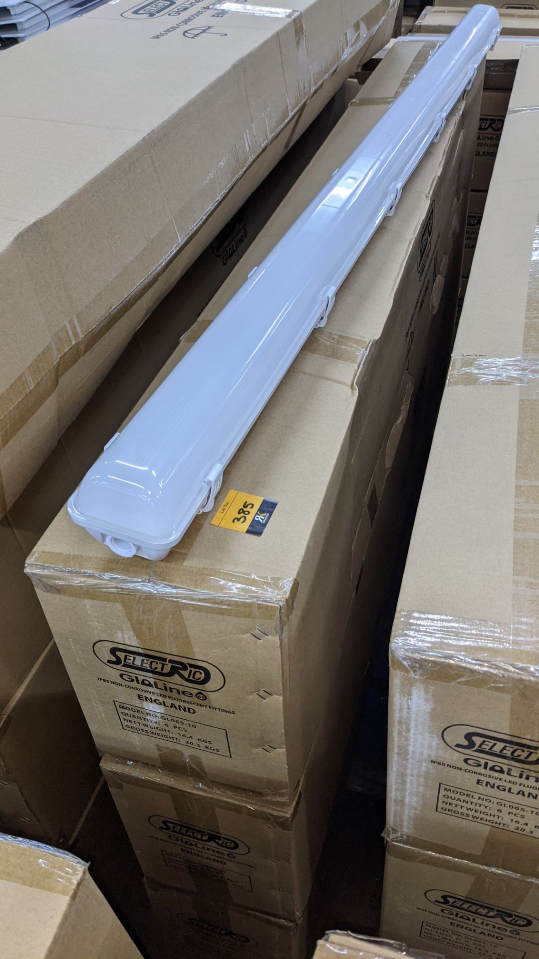 18 off IP65 non-corrosive LED fluorescent light fittings. Model GLO65-10, 6', single LED 40W (with