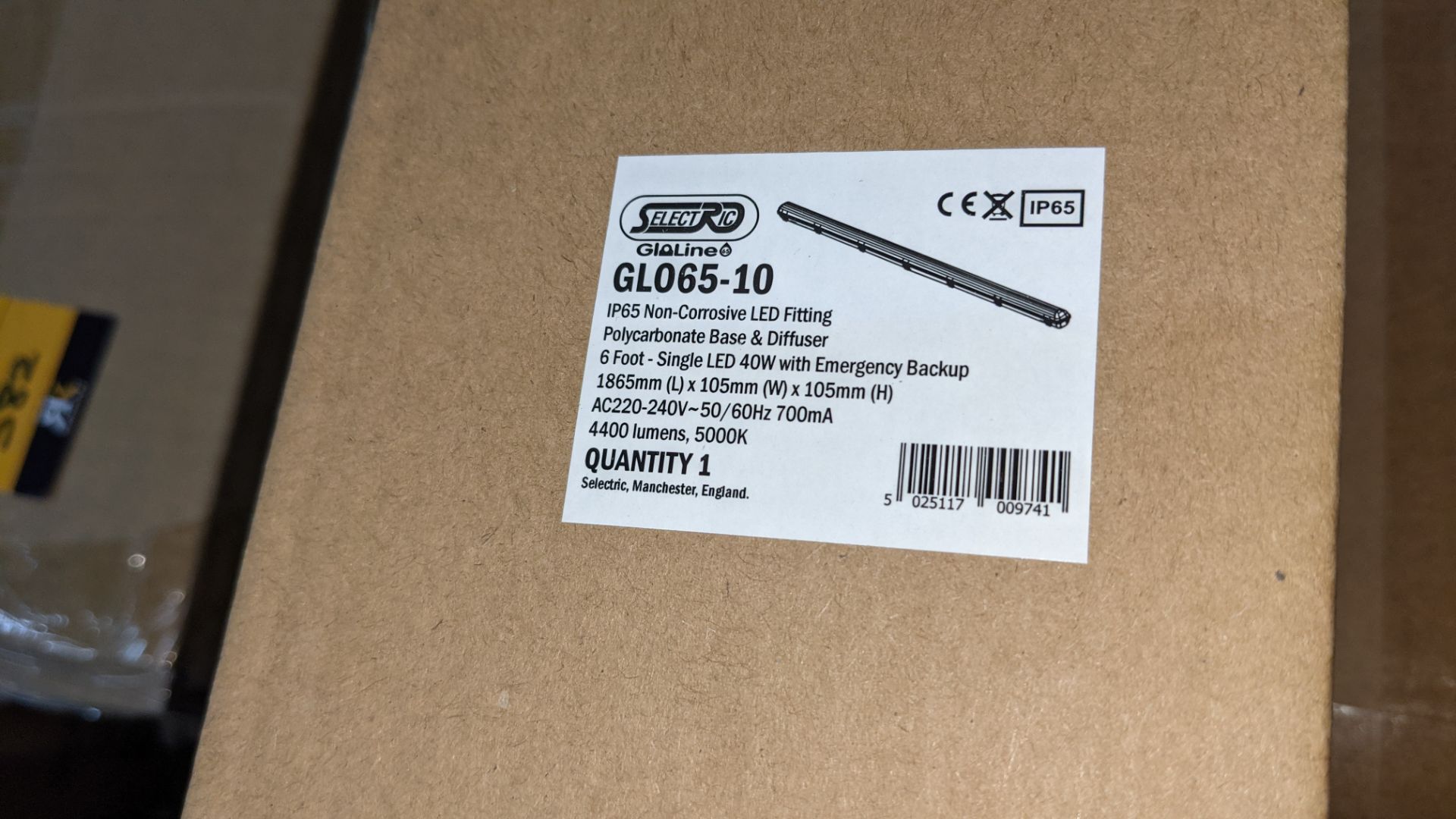 18 off IP65 non-corrosive LED fluorescent light fittings. Model GLO65-10, 6', single LED 40W (with - Image 4 of 4