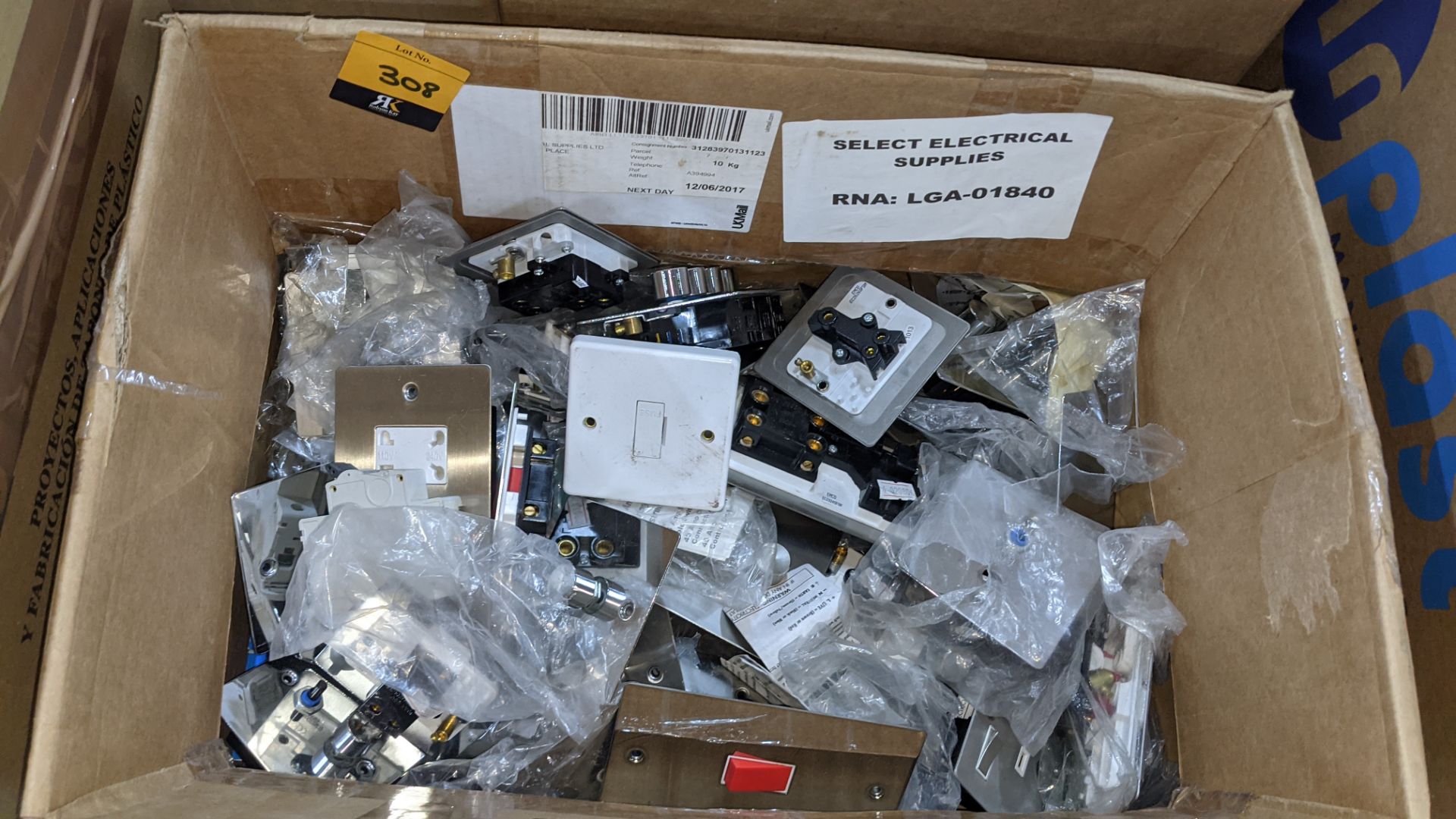 Box of assorted sockets & switches - Image 2 of 4