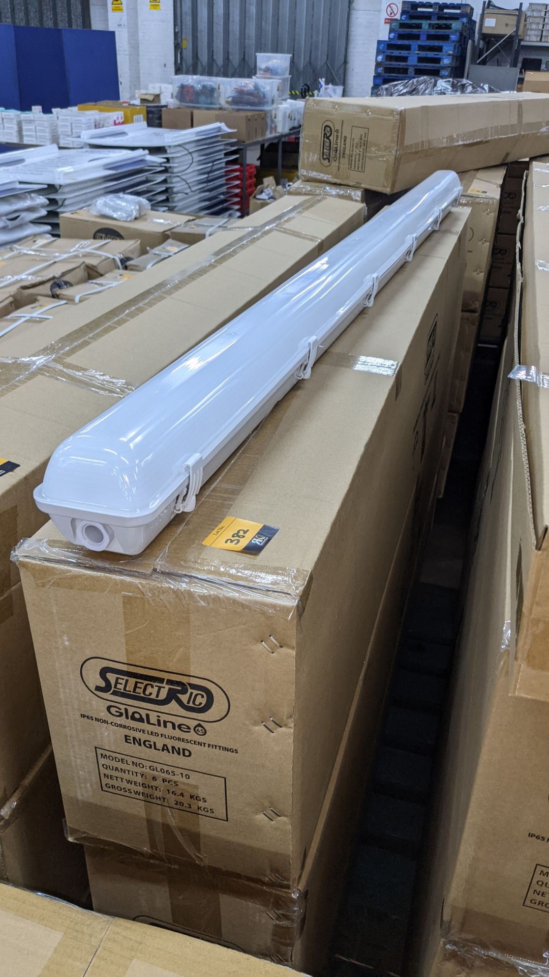 18 off IP65 non-corrosive LED fluorescent light fittings. Model GLO65-10, 6', single LED 40W (with