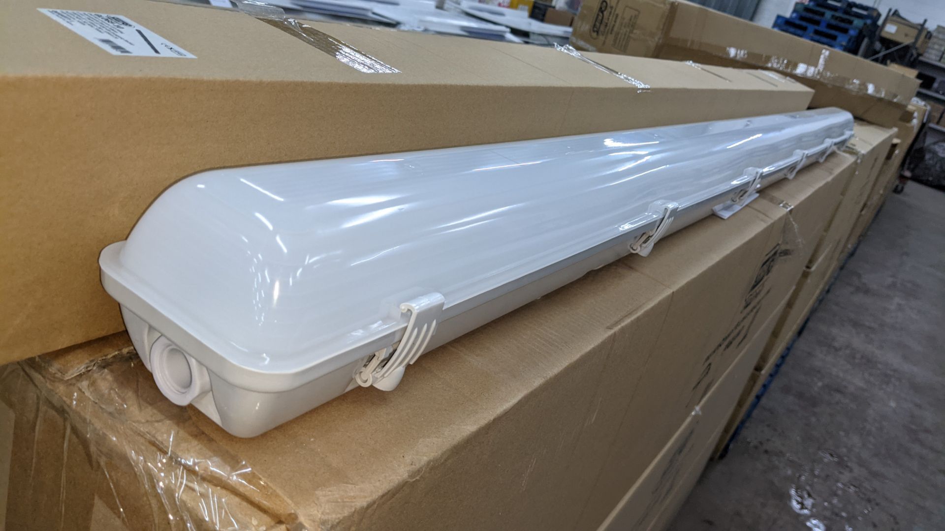 18 off IP65 non-corrosive LED fluorescent light fittings. Model GLO65-10, 6', single LED 40W (with - Image 3 of 5