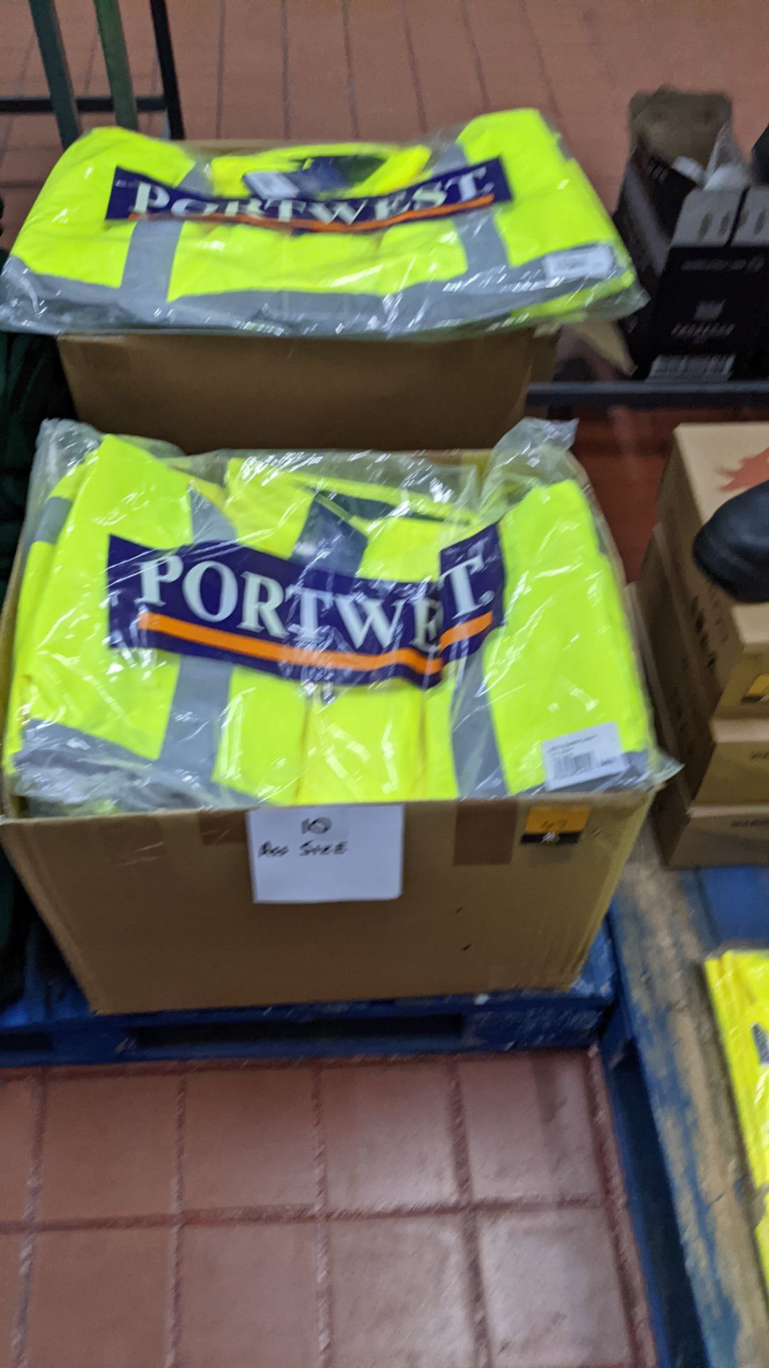 10 off Portwest hi-vis bomber jackets in assorted sizes - this lot consists of 2 cartons each contai - Image 3 of 9