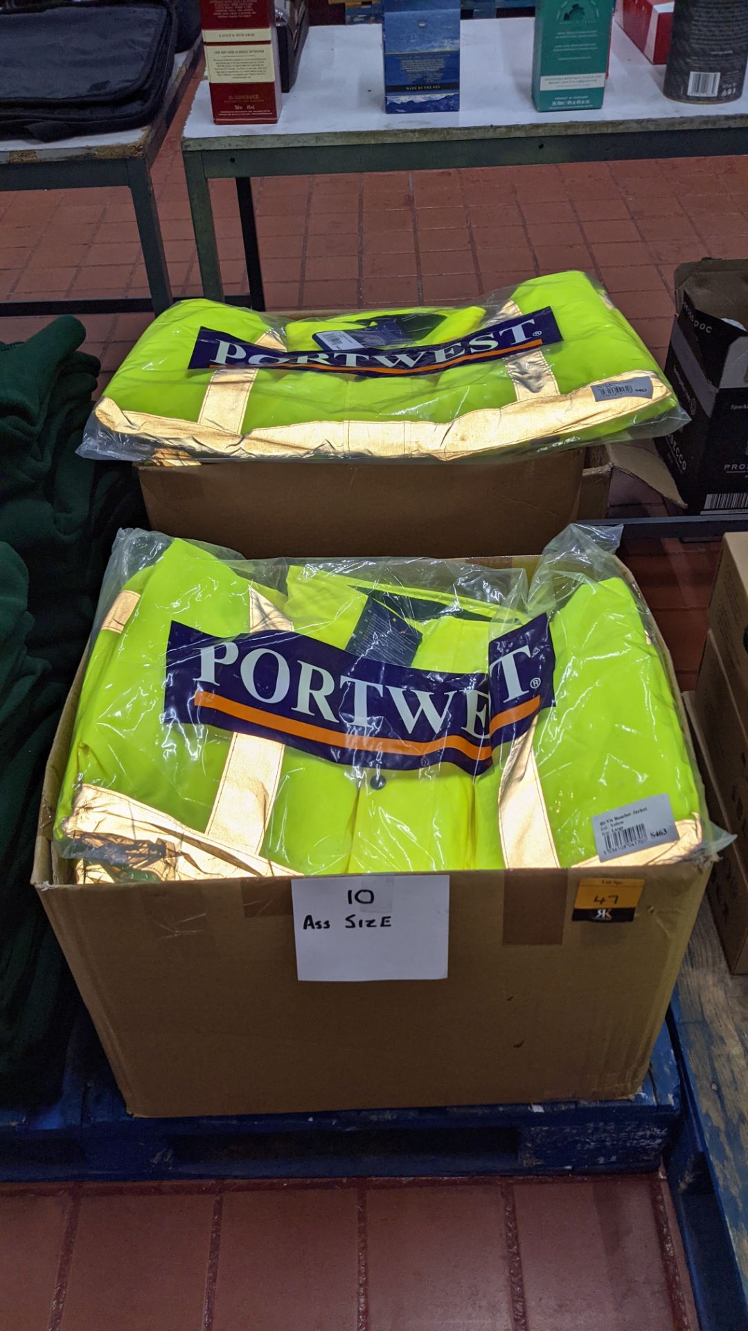 10 off Portwest hi-vis bomber jackets in assorted sizes - this lot consists of 2 cartons each contai - Image 2 of 9