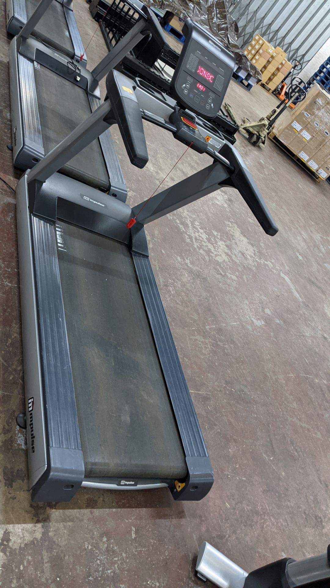 Impulse RT500H Treadmill, max. incline 15°, wide running surface of 22". Low step height 8.5". Weigh - Image 2 of 20