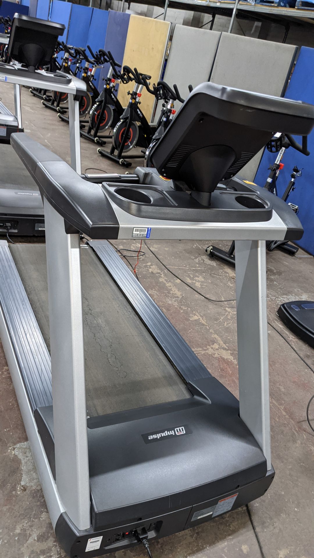 Impulse RT500H Treadmill, max. incline 15°, wide running surface of 22". Low step height 8.5". Weigh - Image 10 of 14