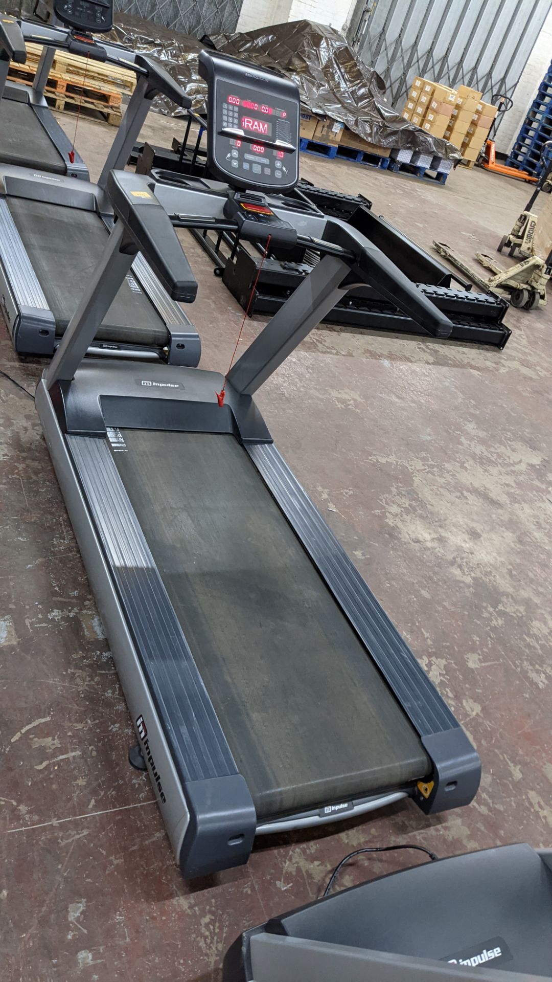 Impulse RT500H Treadmill, max. incline 15°, wide running surface of 22". Low step height 8.5". Weigh - Image 3 of 14