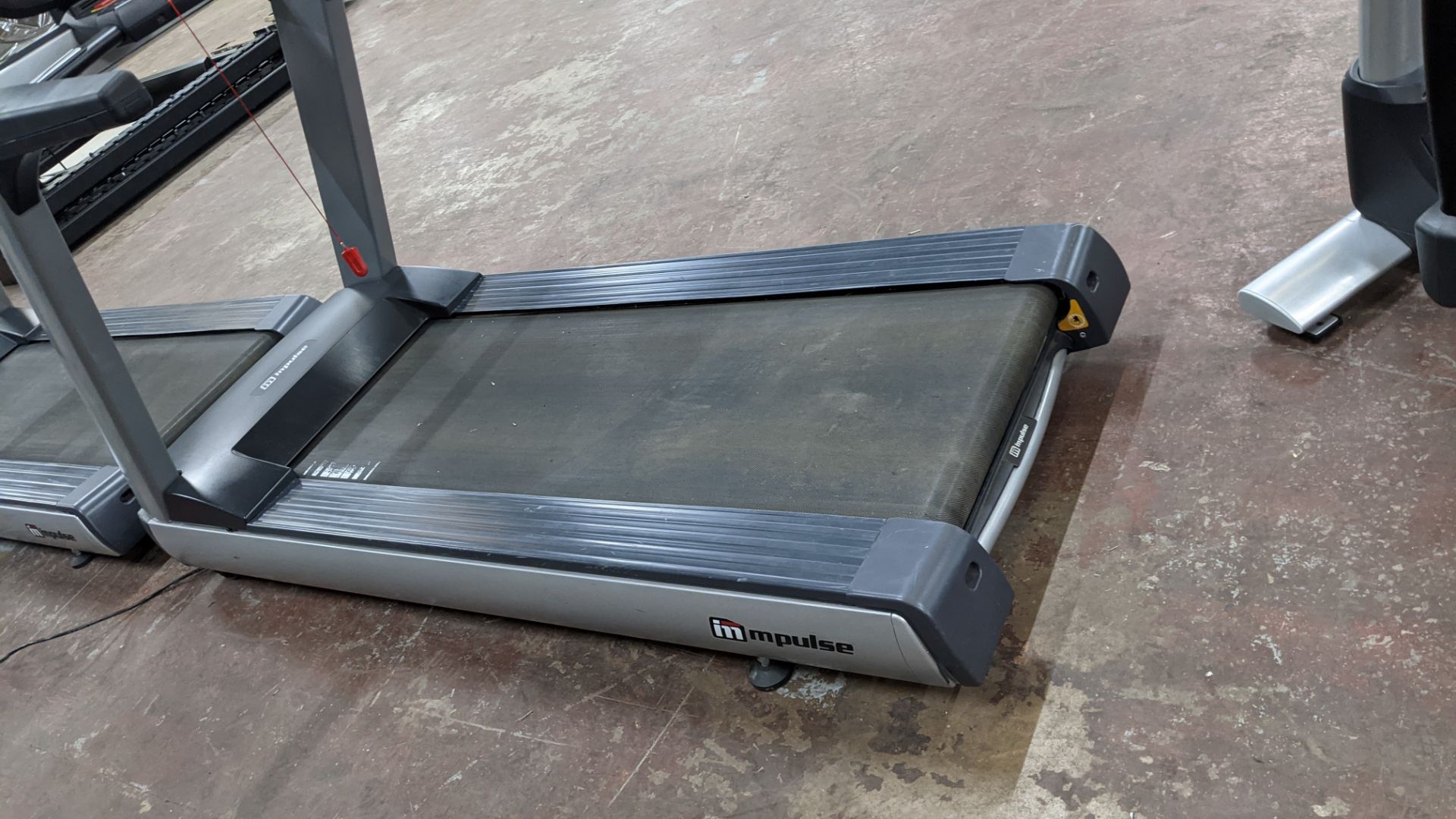 Impulse RT500H Treadmill, max. incline 15°, wide running surface of 22". Low step height 8.5". Weigh - Image 3 of 20