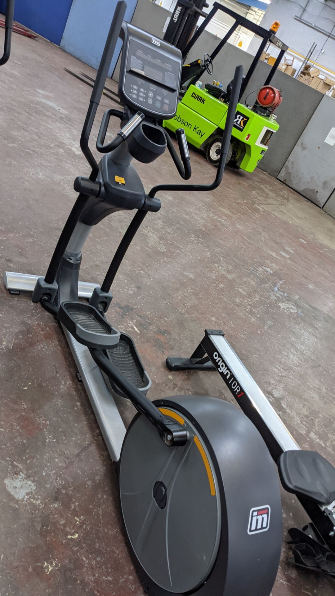 Impulse model RE500 Elliptical Cross Trainer. 21" stride length, 7" step on height. LED display cons - Image 2 of 13