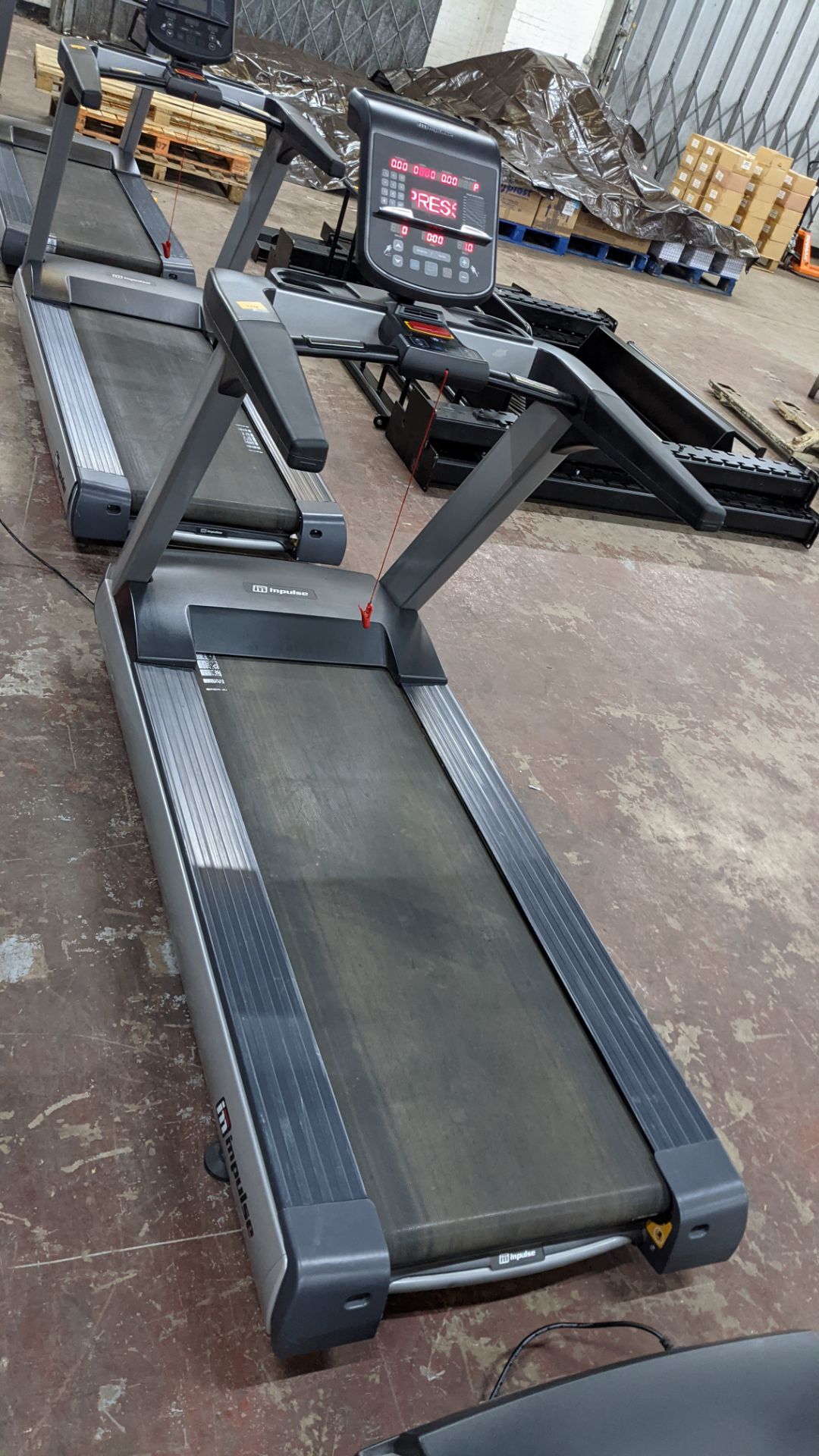 Impulse RT500H Treadmill, max. incline 15°, wide running surface of 22". Low step height 8.5". Weigh - Image 4 of 14