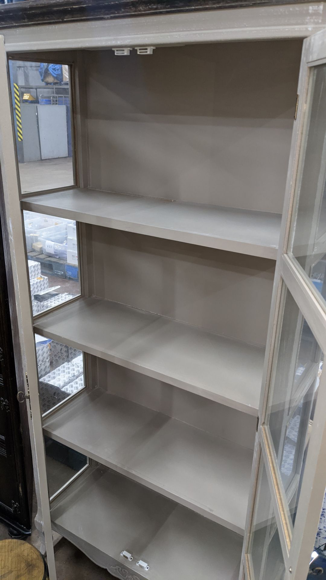 Display cabinet with max dimensions circa 900mm x 360mm x 1800mm - Image 4 of 7