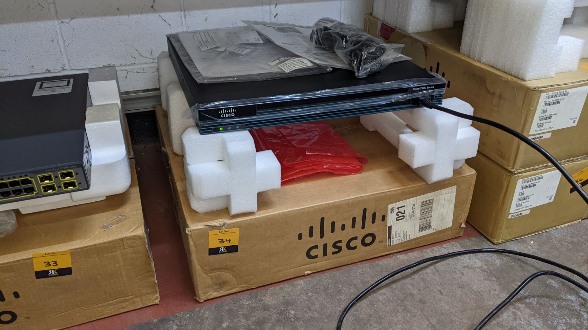 Cisco 2900 Series integrated services router - Image 2 of 7