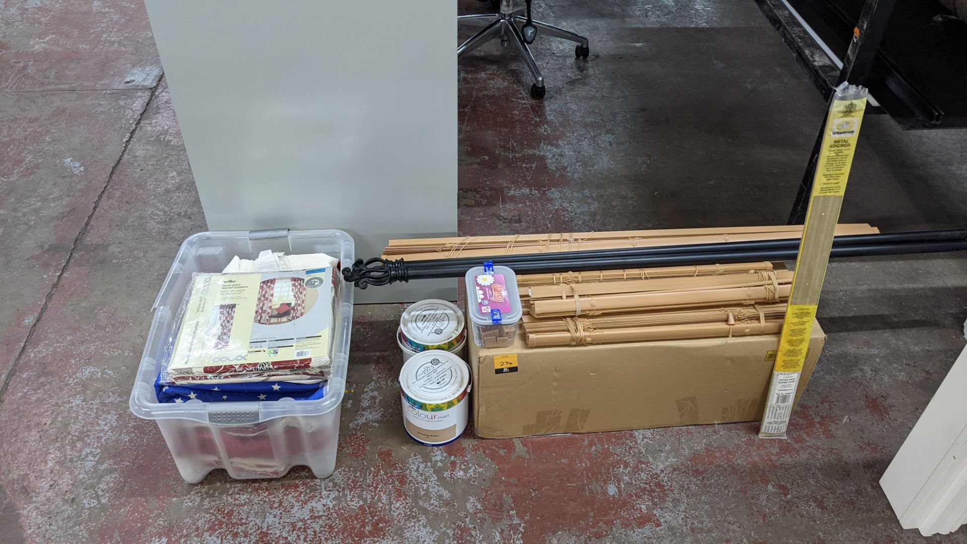 Mixed blind & curtain lot comprising curtain poles, Venetian blinds, curtains, paint & more - Image 3 of 28