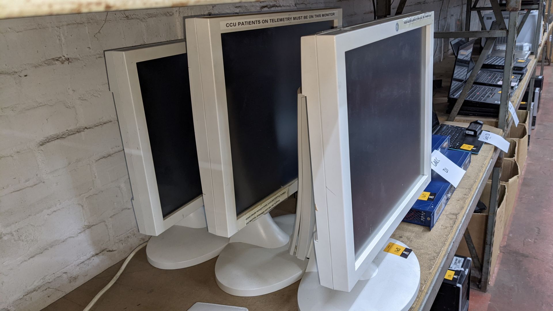 3 off GE model CDA19 & CDA19T 19" LCD medical display monitors - Image 2 of 10