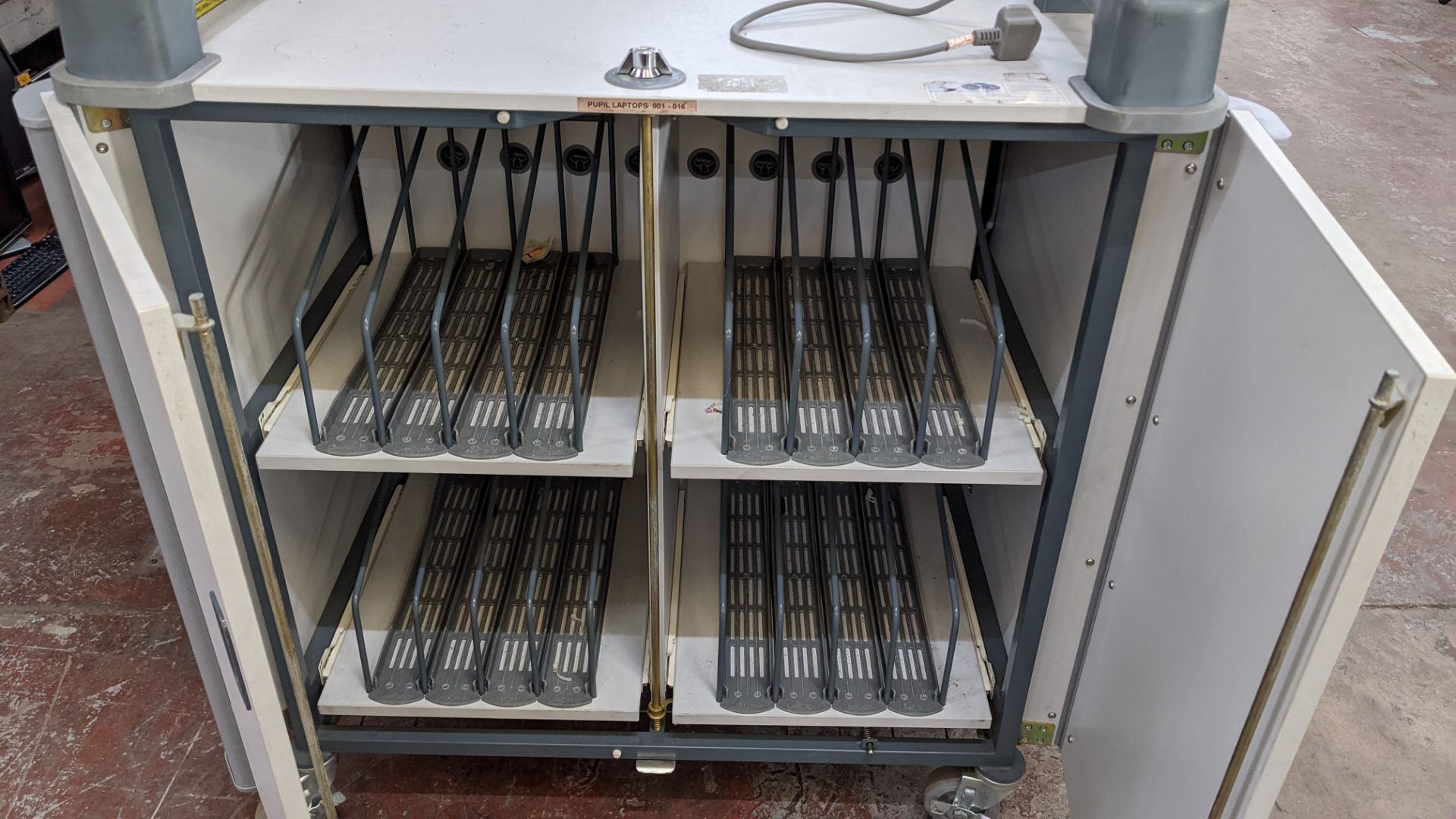 5 off assorted laptop & tablet charging carts - Image 10 of 13