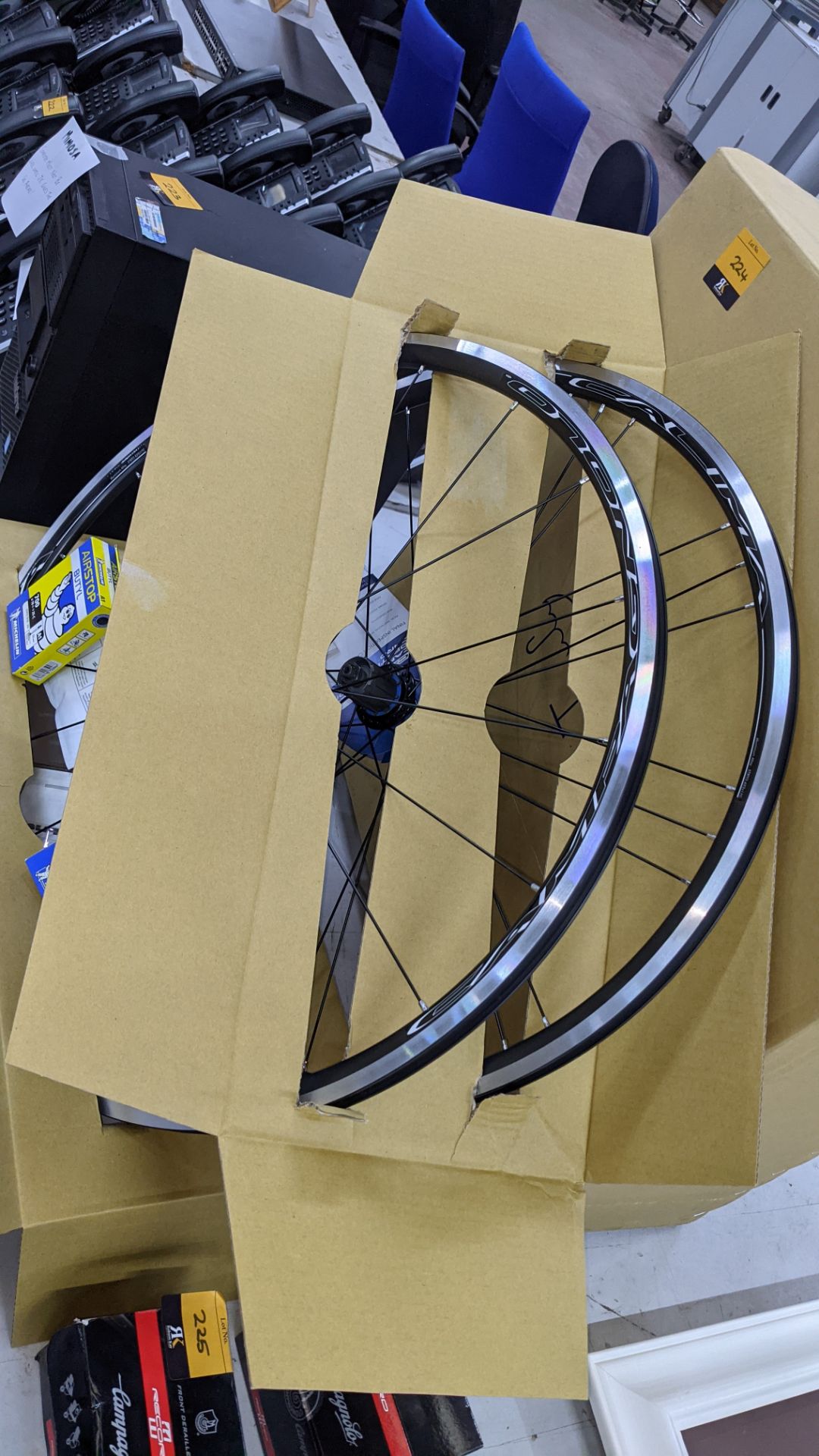 Pair of Campagnolo bicycle wheels, size 20.5 x 622/28", in box complete with valves & other ancillar - Image 12 of 13