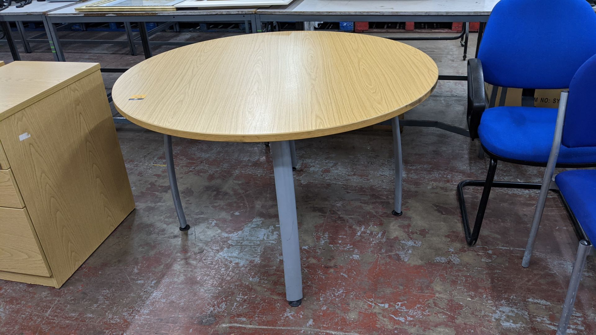 Round office table, 1200mm diameter - Image 2 of 5