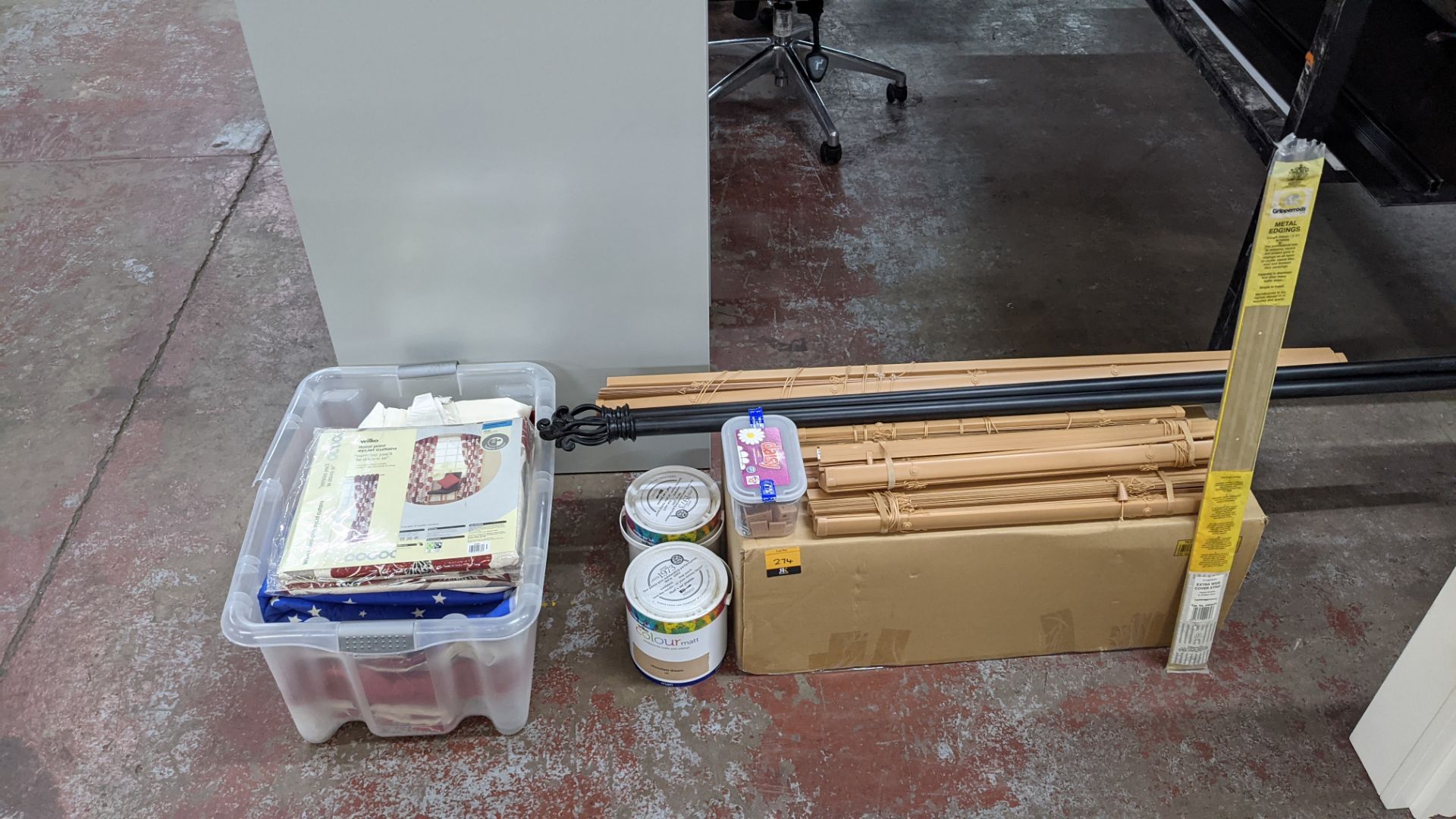 Mixed blind & curtain lot comprising curtain poles, Venetian blinds, curtains, paint & more