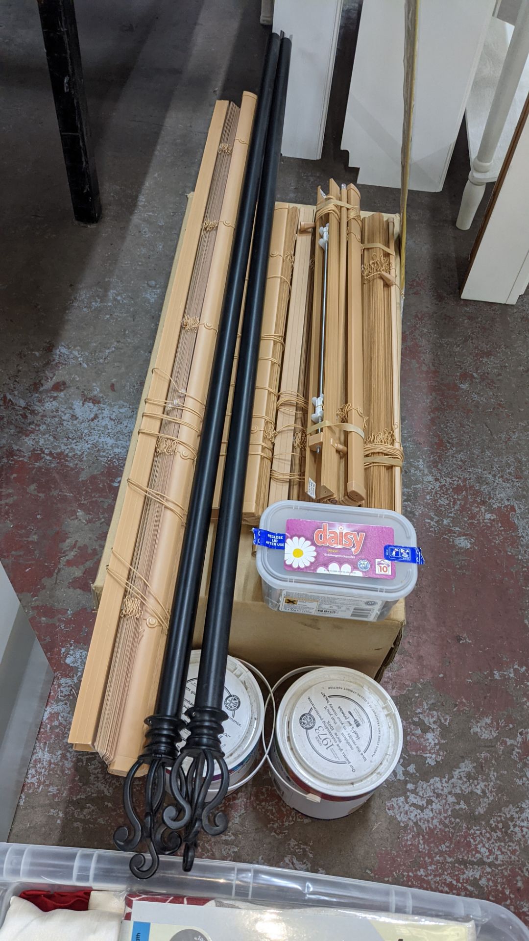 Mixed blind & curtain lot comprising curtain poles, Venetian blinds, curtains, paint & more - Image 18 of 28