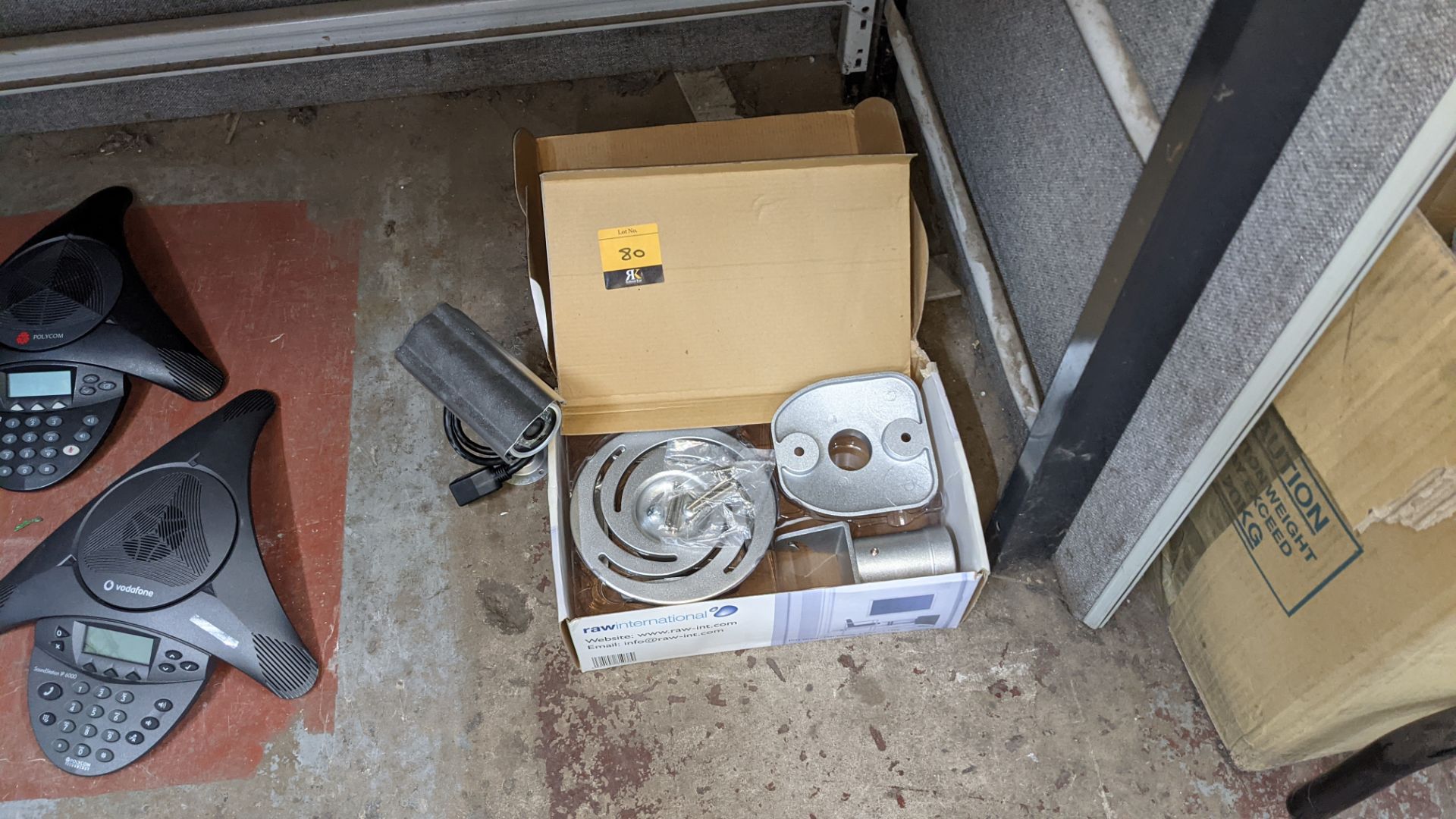 Mixed lot comprising ceiling projector mount & outdoor IP camera - Image 9 of 9