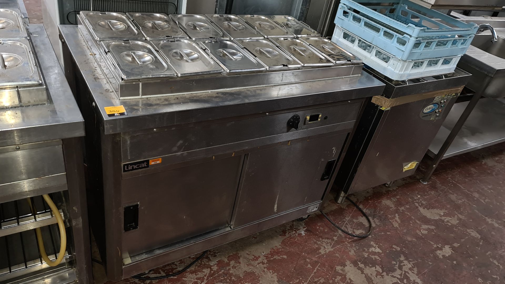 Lincat mobile heated unit comprising warming cupboard below & bain marie above