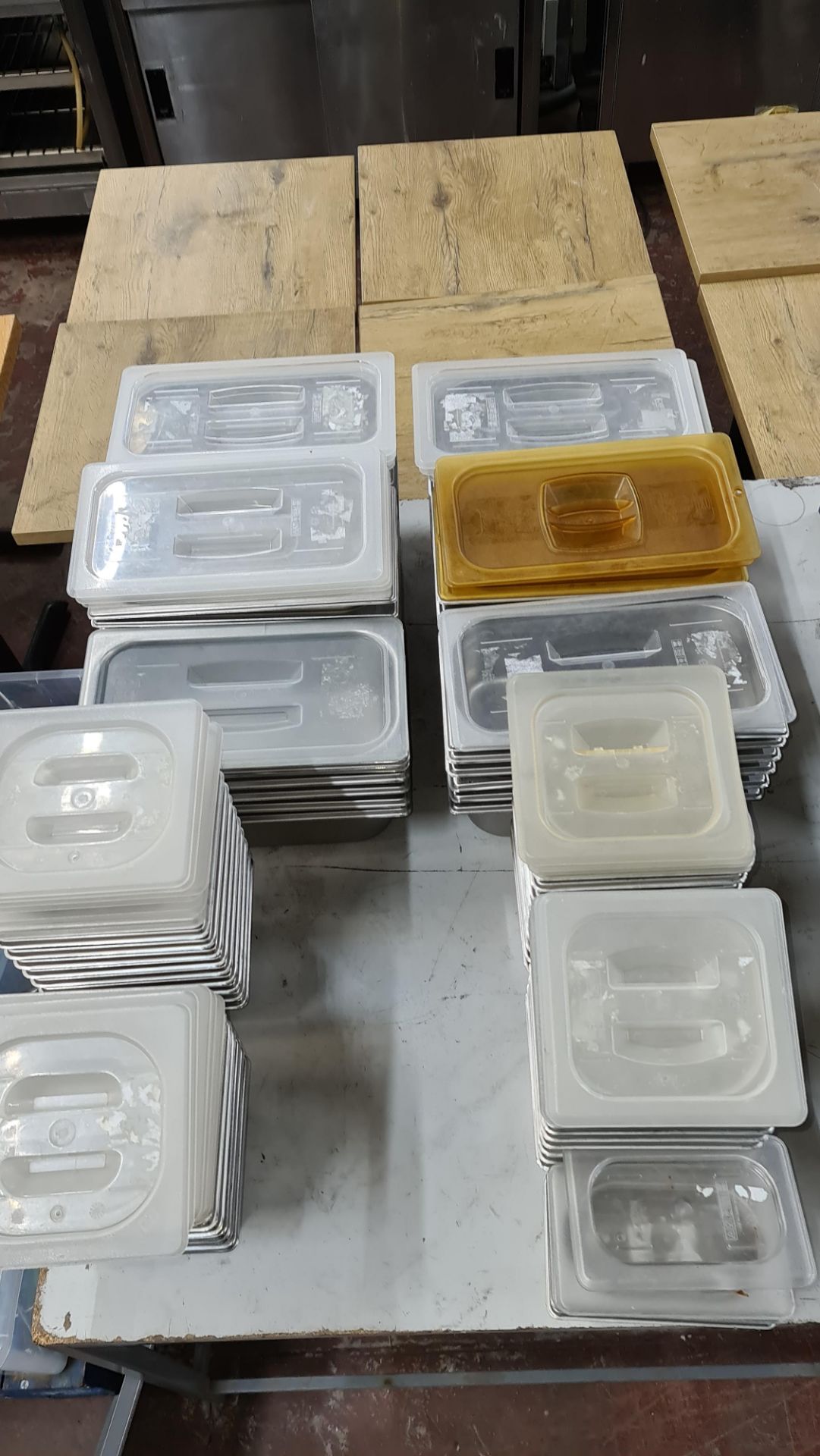 Double row of assorted metal dishes suitable for use in bain maries, refrigerated saladettes, etc - Image 5 of 5