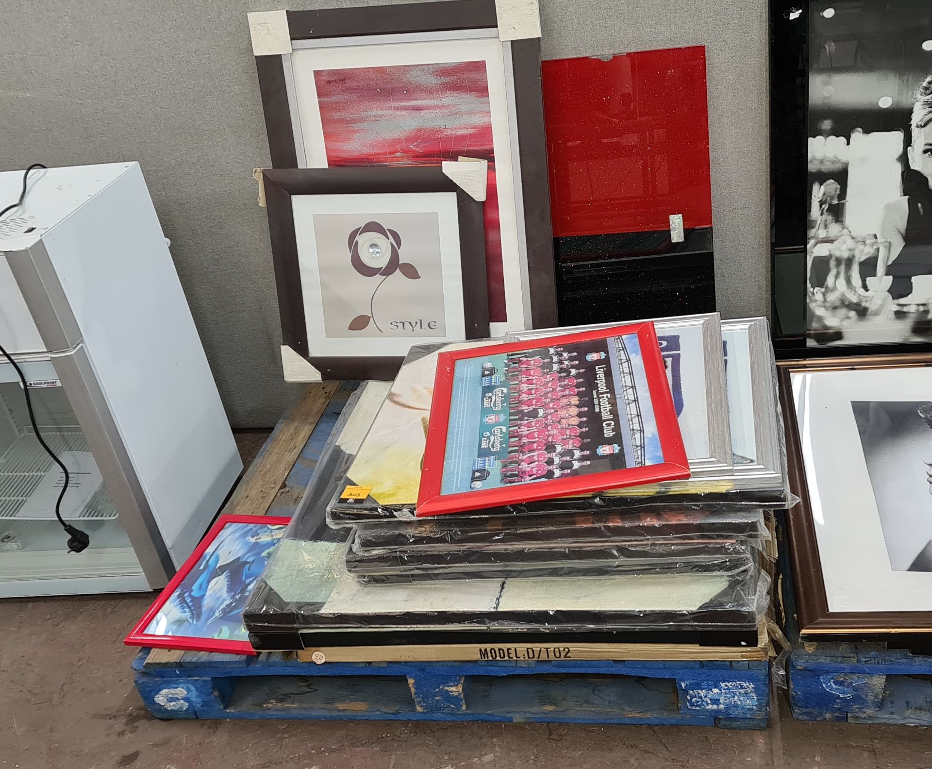 The contents of a pallet of canvas box prints, framed pictures & other decorative items