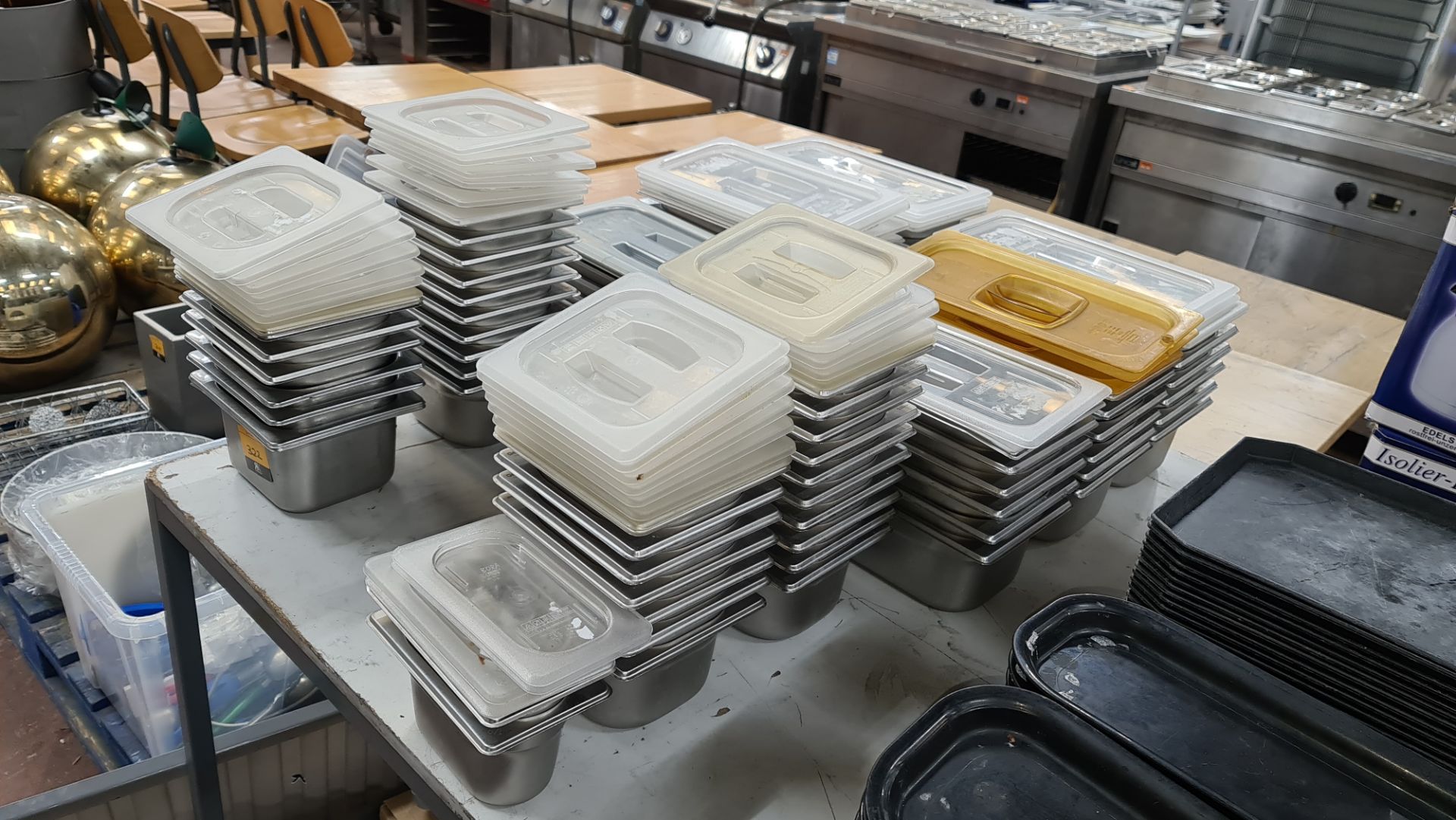 Double row of assorted metal dishes suitable for use in bain maries, refrigerated saladettes, etc - Image 4 of 5